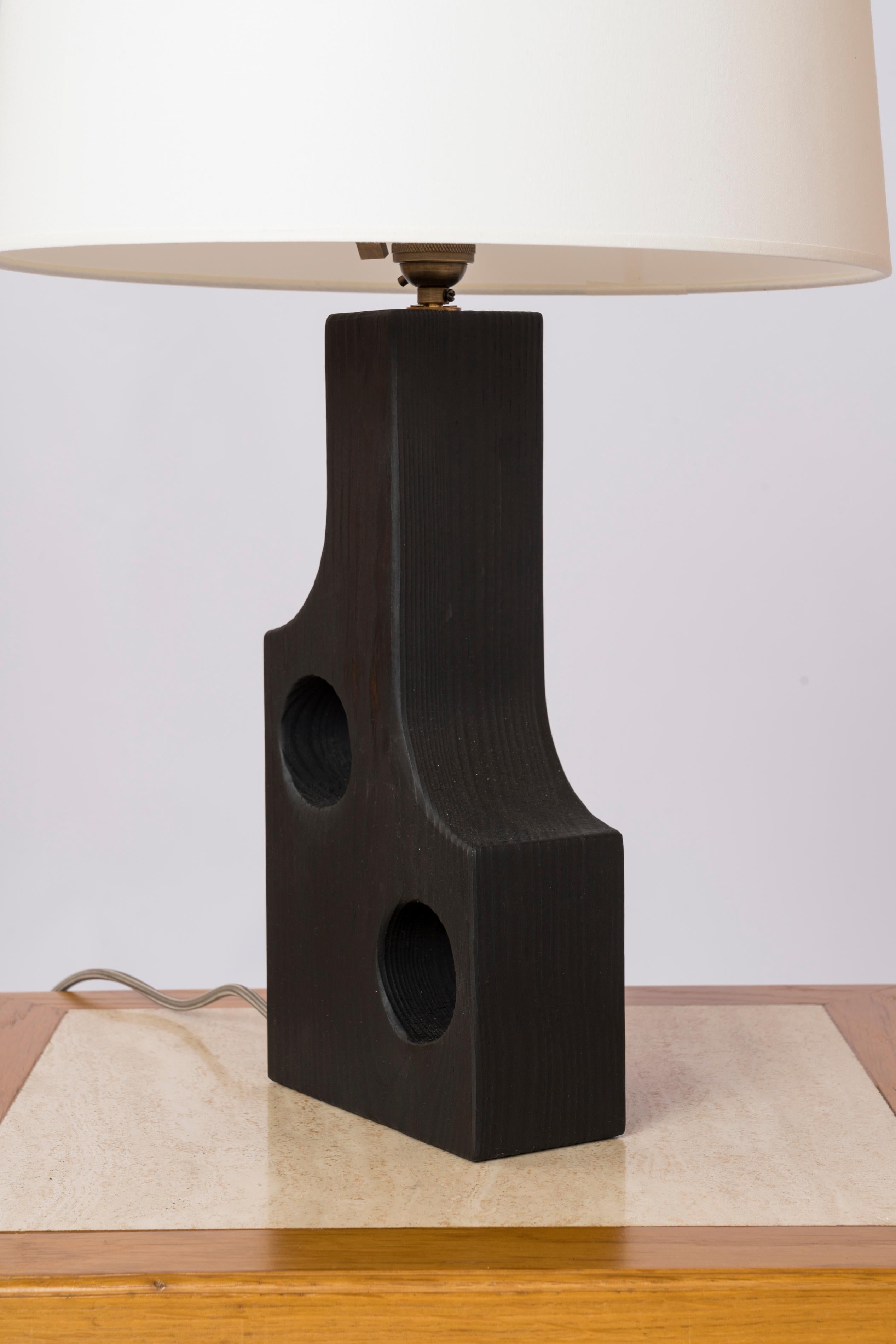 Pin Lampe de bureau Gomariz en bois de pin brûlé Facto Atelier Paris - France années 2020 en vente