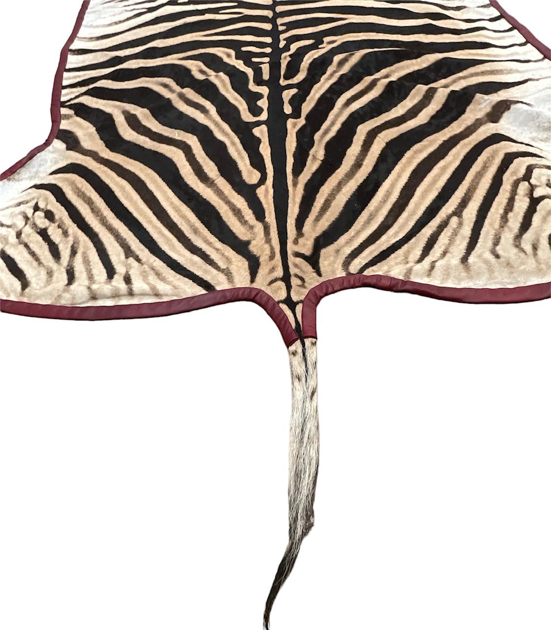 A. Gomez Zebrafellteppich mit burgunderfarbenem Lederbesatz (Moderne) im Angebot