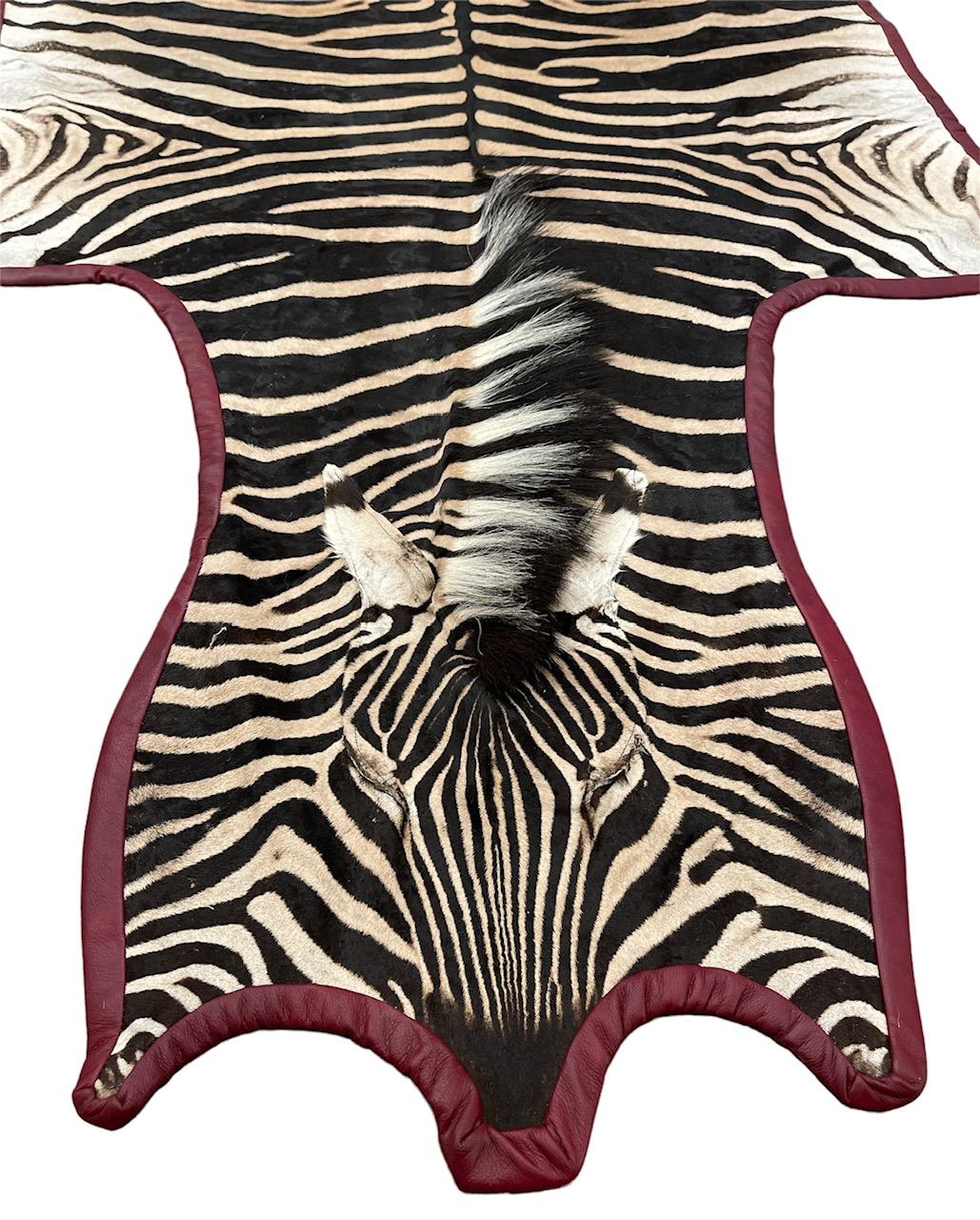 Américain Tapis Gomez Zebra en cuir bourgogne garni de cuir en vente