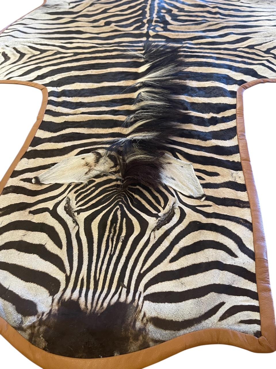 Vieni a scoprire la nostra selezione di Tappeti Zebra Sudafricani. Grazie alla nostra superba maestria e ai nostri stock di qualità, possiamo assicurarti che questo stabile oggetto di lusso durerà per anni. Ogni tappeto è dotato di una fodera pesata