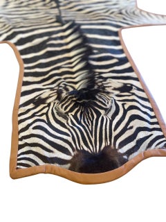 Tappeto A. Gomez in pelle di zebra con rifiniture in pelle italiana arancione bruciato