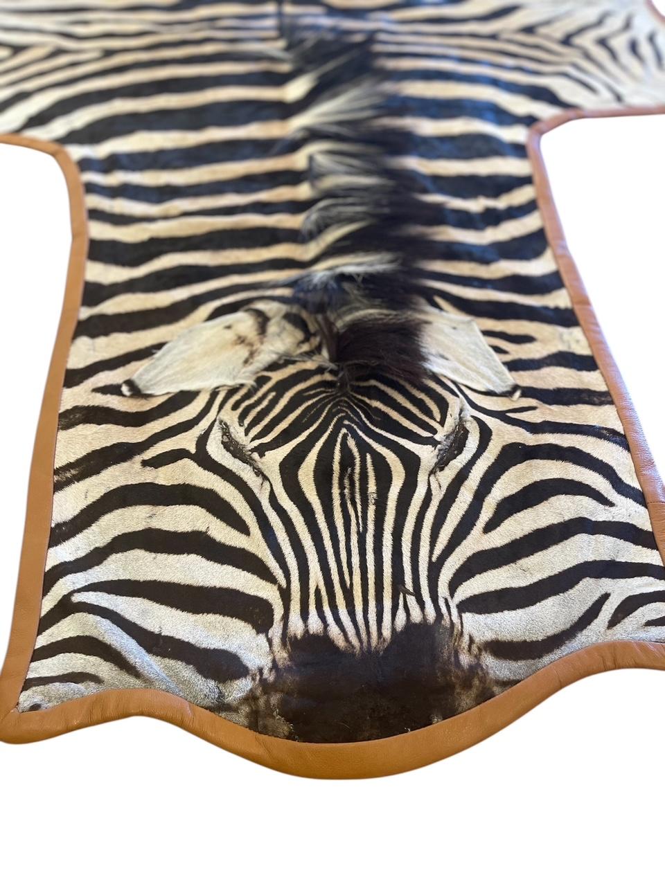 Moderno Tappeto A. Gomez in pelle di zebra con rifiniture in pelle italiana arancione bruciato in vendita