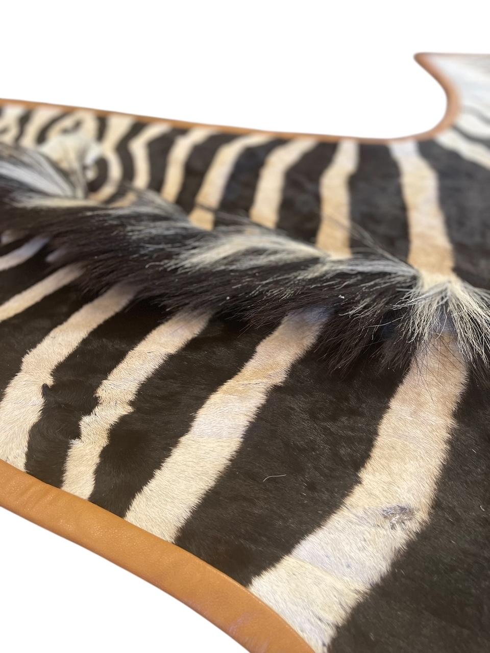 Americano Tappeto A. Gomez in pelle di zebra con rifiniture in pelle italiana arancione bruciato in vendita