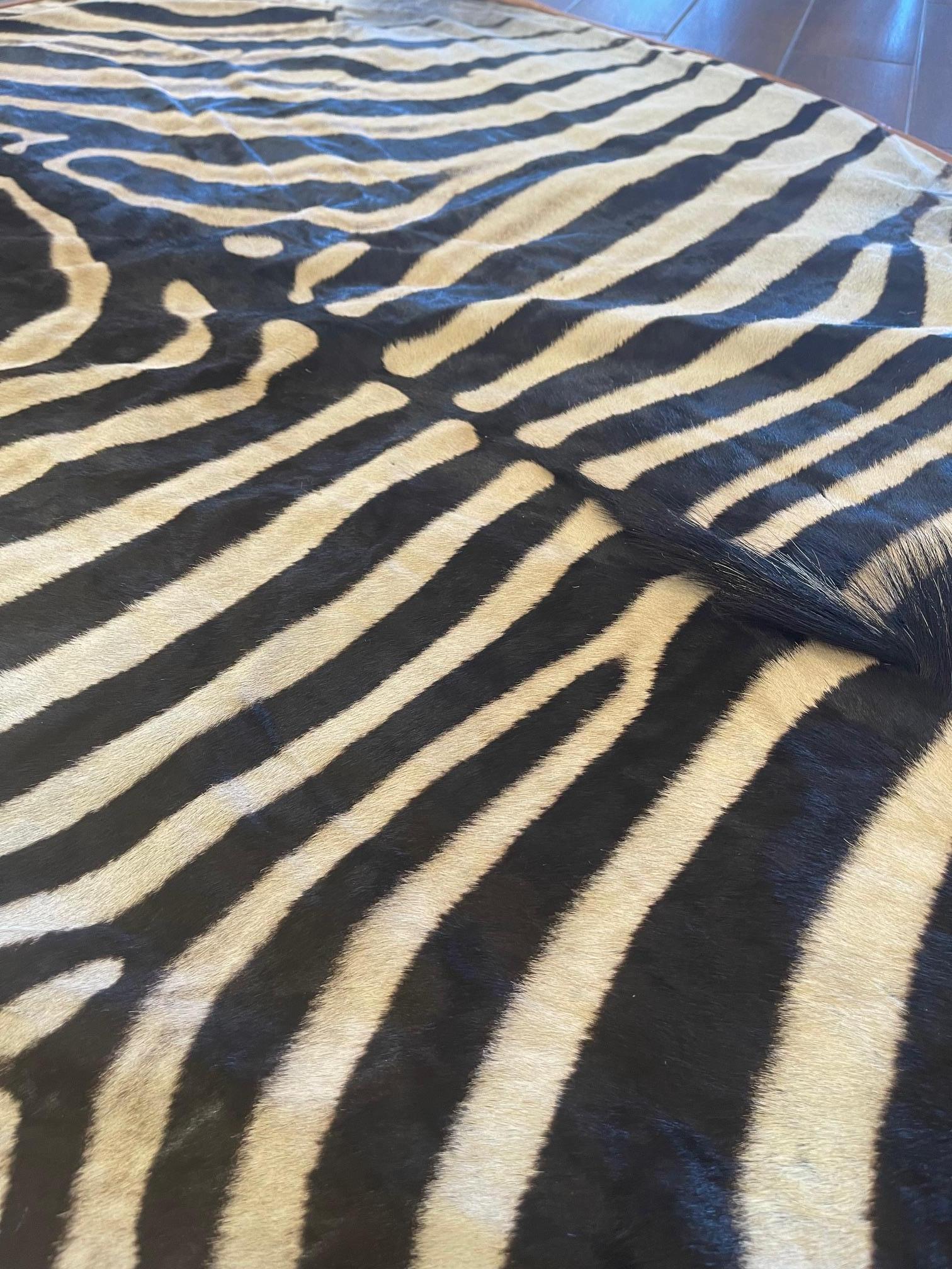 Gomez Zebrafell-Teppich mit Besatz aus gebranntem orangefarbenem italienischem Leder (amerikanisch) im Angebot