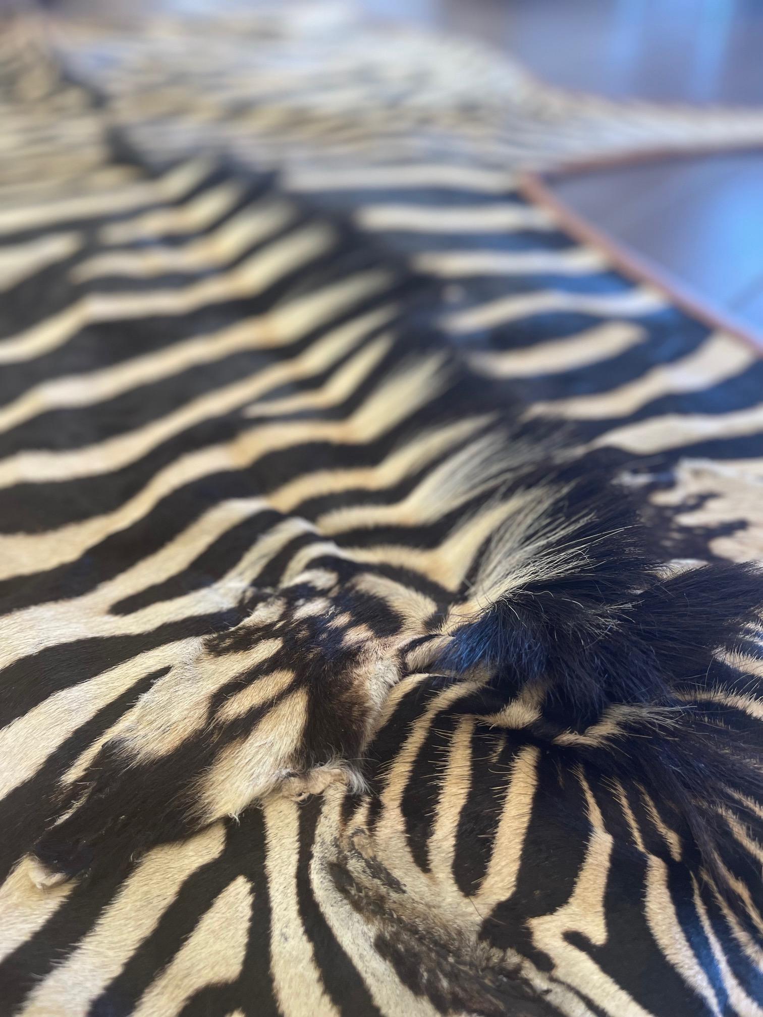 Gomez Zebrafell-Teppich mit Besatz aus gebranntem orangefarbenem italienischem Leder im Zustand „Neu“ im Angebot in Saint Louis, US