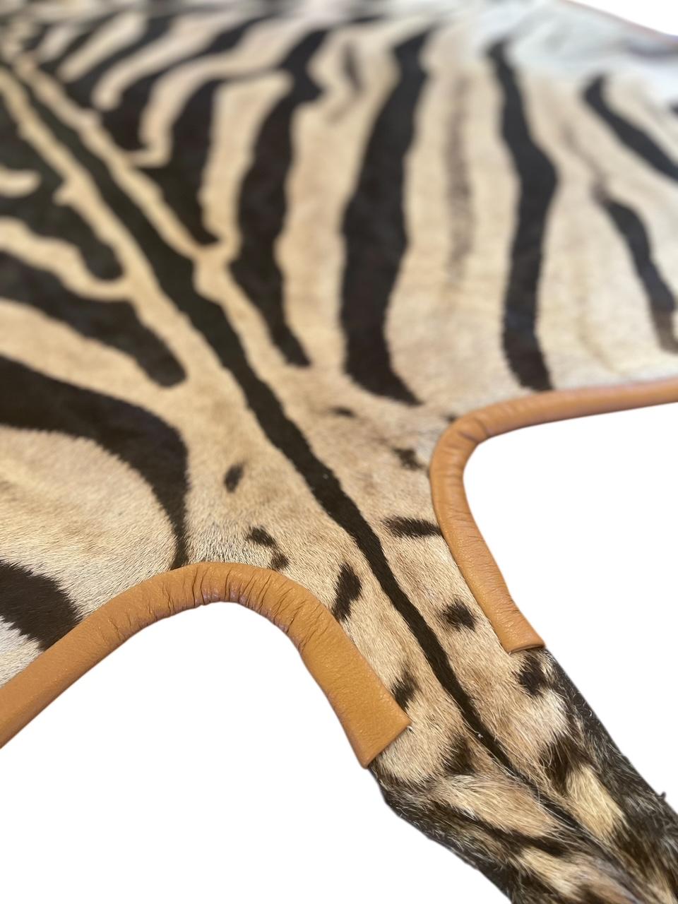 XXI secolo e contemporaneo Tappeto A. Gomez in pelle di zebra con rifiniture in pelle italiana arancione bruciato in vendita