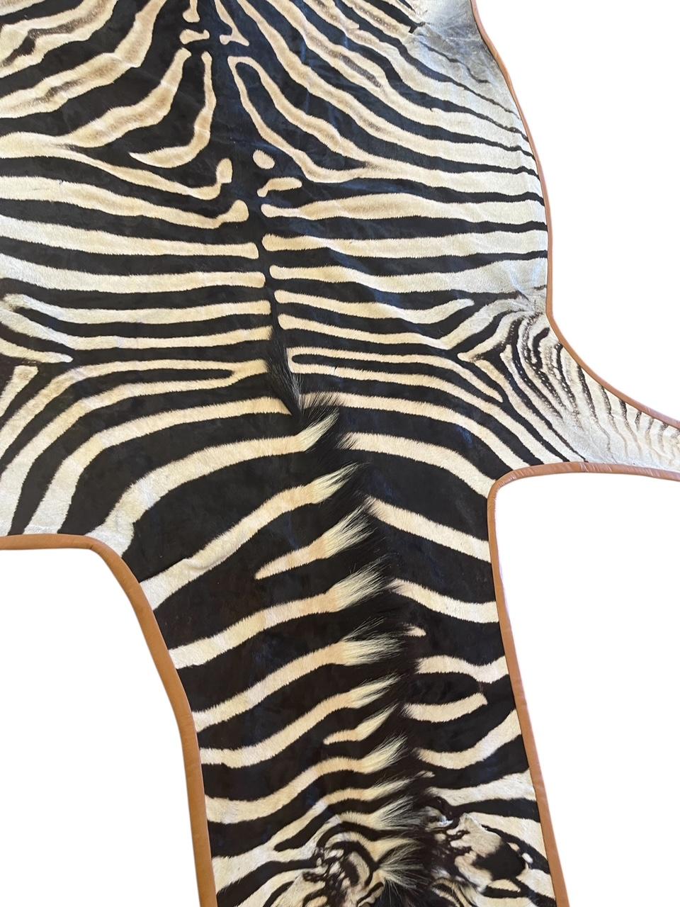 Gomez Zebrafell-Teppich mit Besatz aus gebranntem orangefarbenem italienischem Leder (21. Jahrhundert und zeitgenössisch) im Angebot