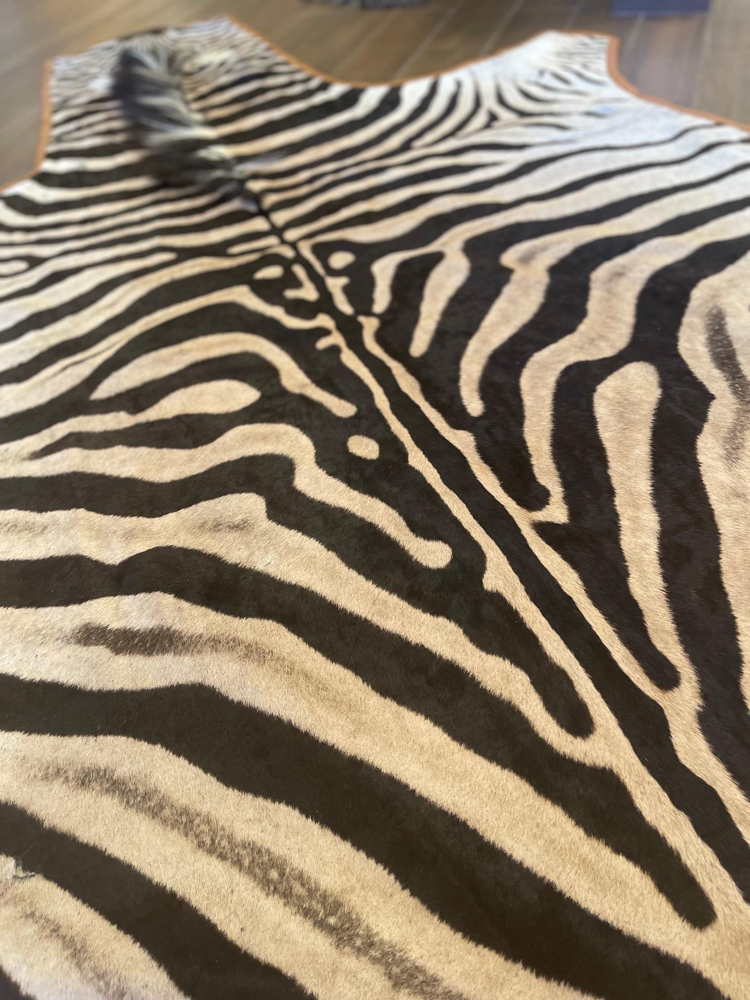 Pelle Tappeto A. Gomez in pelle di zebra con rifiniture in pelle italiana arancione bruciato in vendita