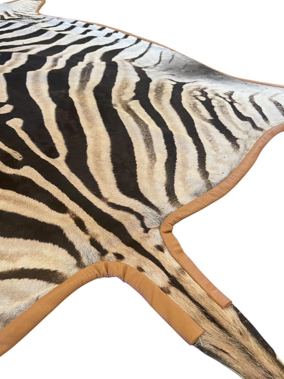 Gomez Zebrafell-Teppich mit Besatz aus gebranntem orangefarbenem italienischem Leder im Angebot 2