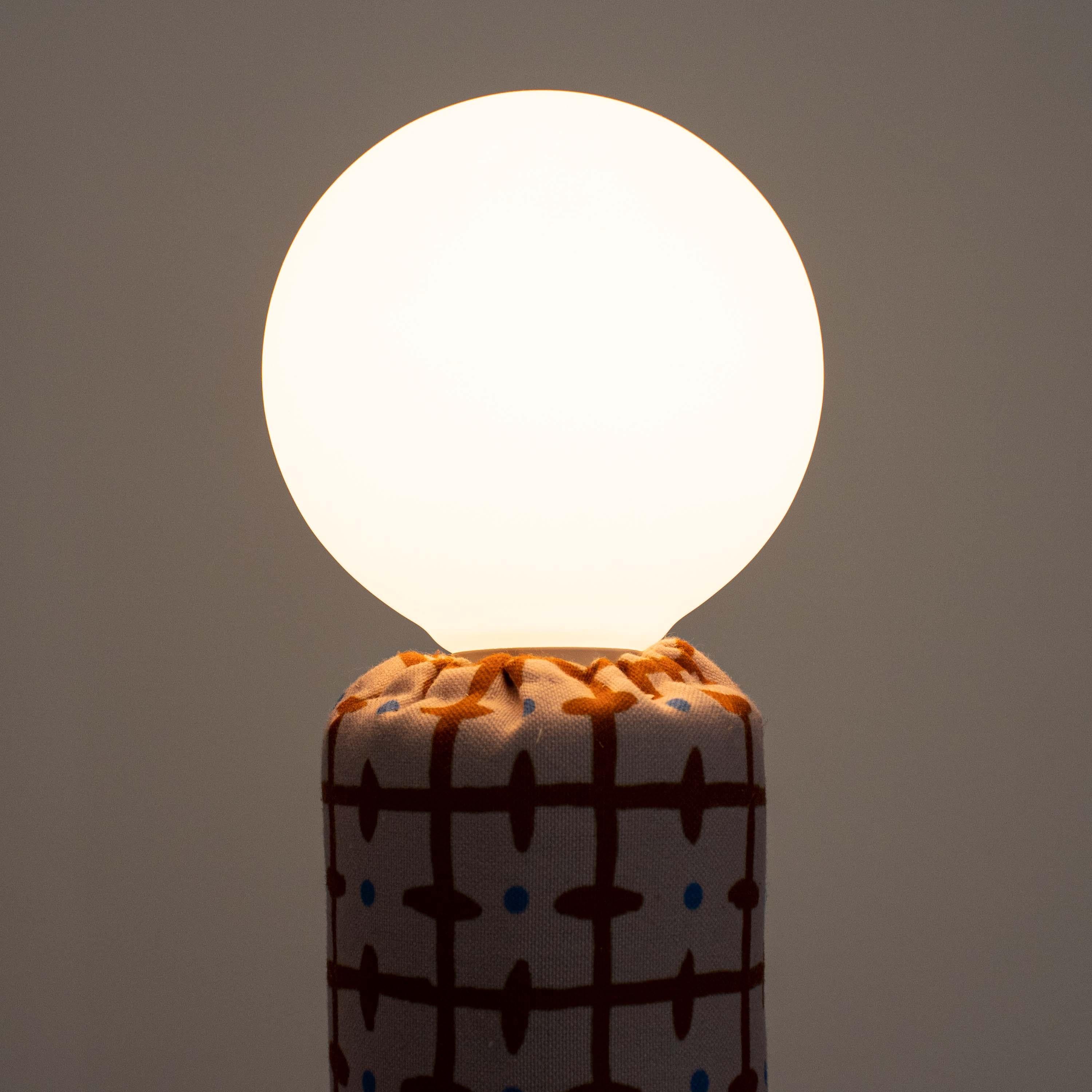 Espagnol Lampadaire Gomi conçu par Fiormi Studio Espagne 2025 rose en vente