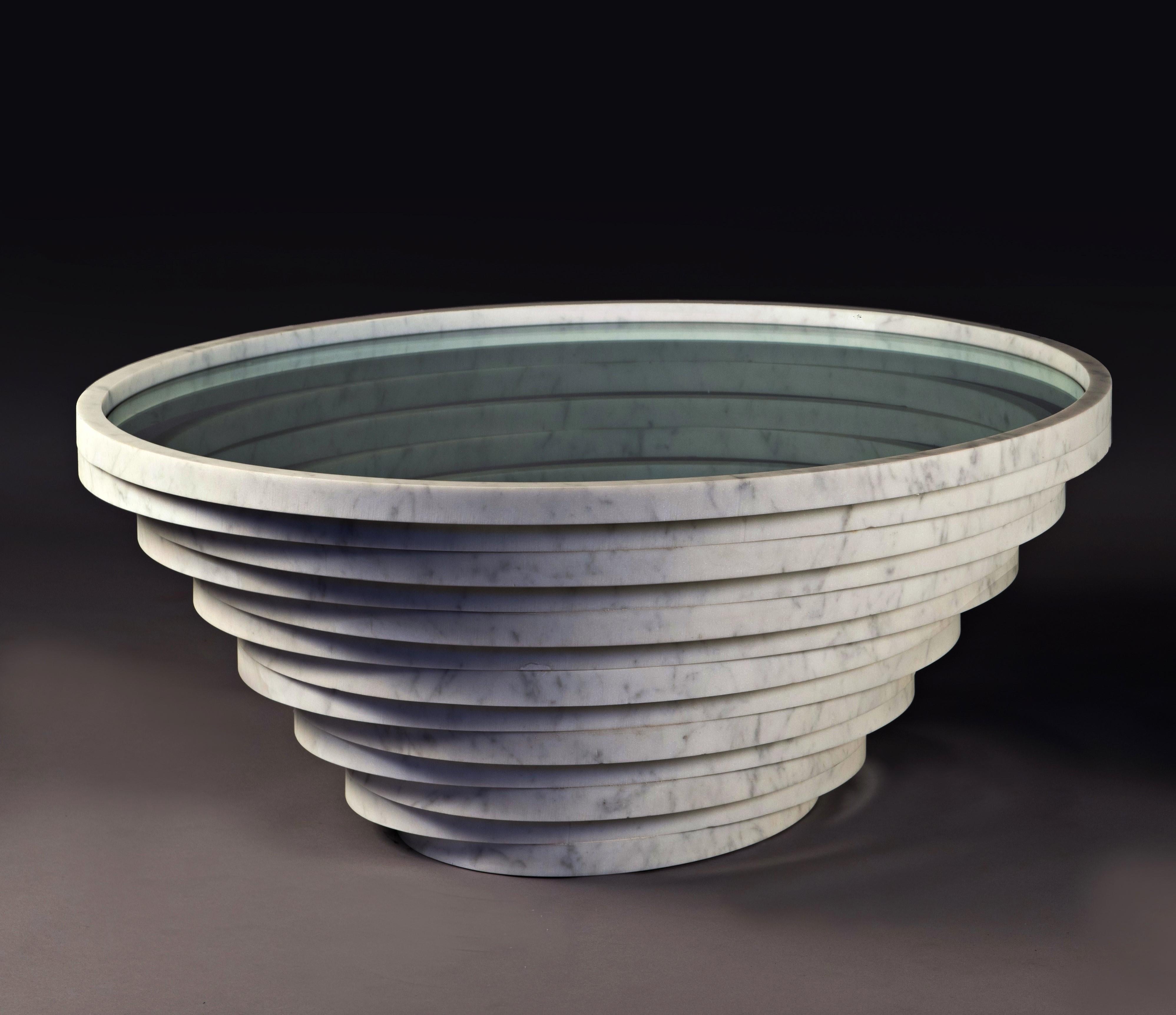 Mesa de centro mediana Gomitolo de mármol blanco de Carrara y cristal by Bufalini Marmi
Dimensiones: P 90,6 x An 81,3 x Al 39 cm. 
Materiales: Mármol de Carrara y cristal.
Peso: 67 kg.

Disponible en tres tamaños diferentes y tres opciones de