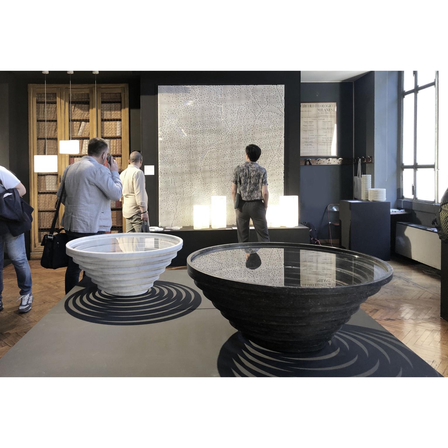 Mesa de centro mediana Gomitolo de mármol blanco de Carrara y cristal by Bufalini Marmi Italiano en venta