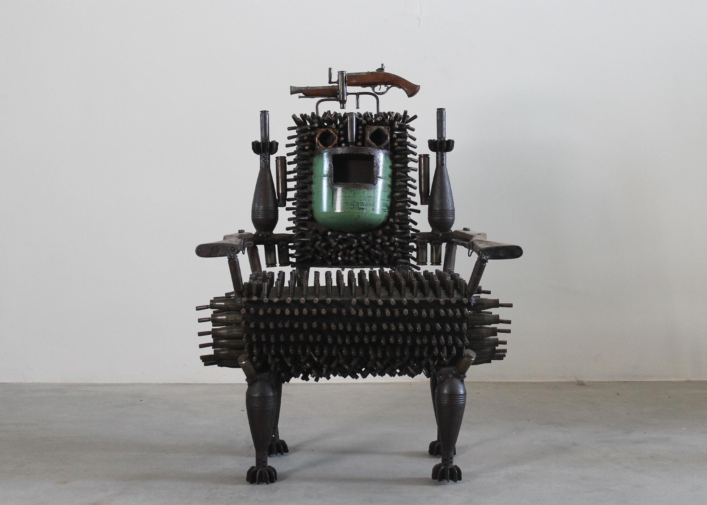 Der außergewöhnliche talentierte Thron (2018), ein einzigartiges Kunstwerk von Gonçalo Mabunda aus Metallschrott und ausgemusterter Munition.
Mabunda wurde 1975 in Maputo, Mosambik, geboren. Er wird sein Land im mosambikanischen Pavillon auf der