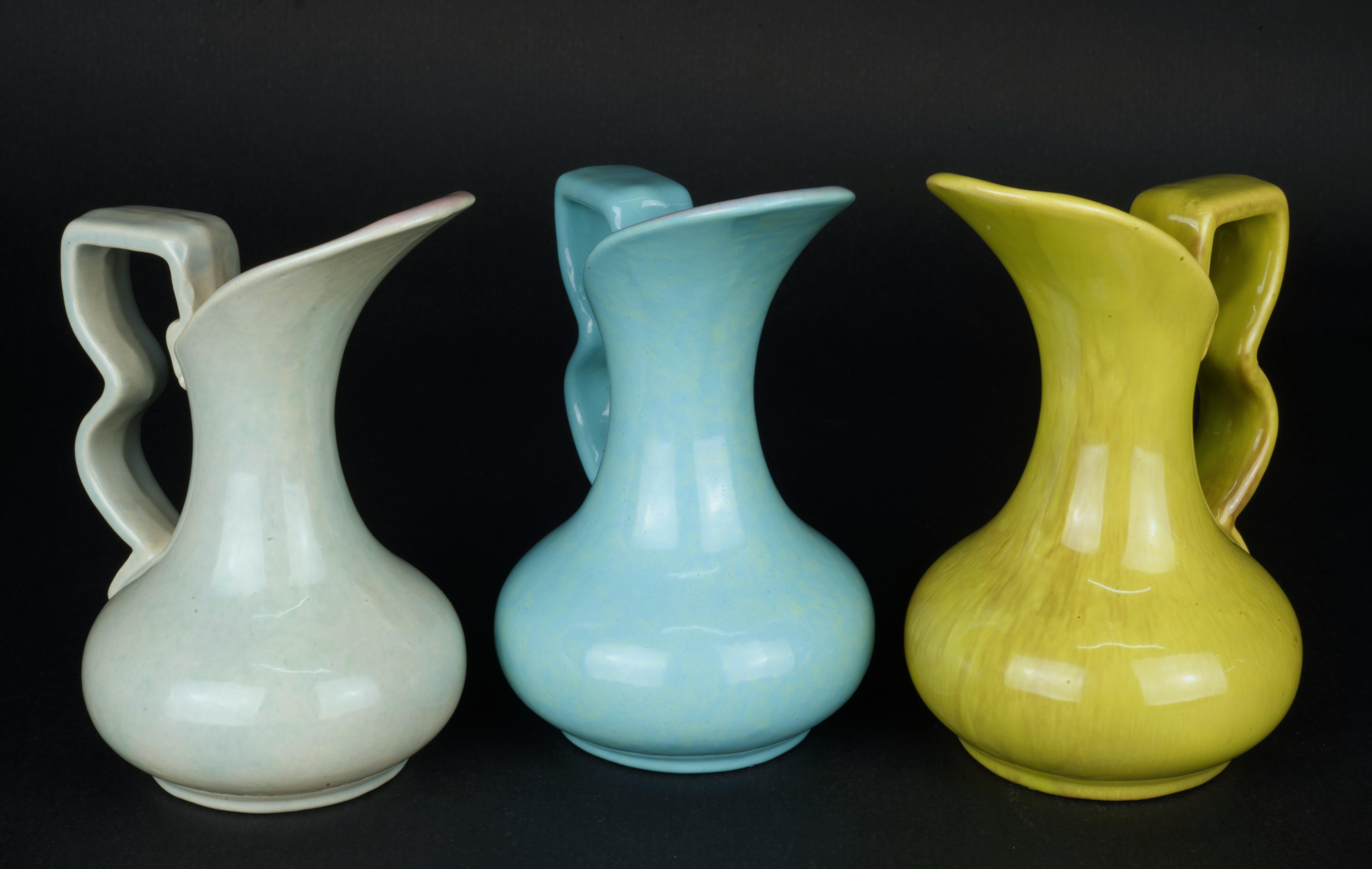 Gonder Pottery Bud Vase Ewer in Blue and Pink Glaze 1940s-1950s For Sale 6