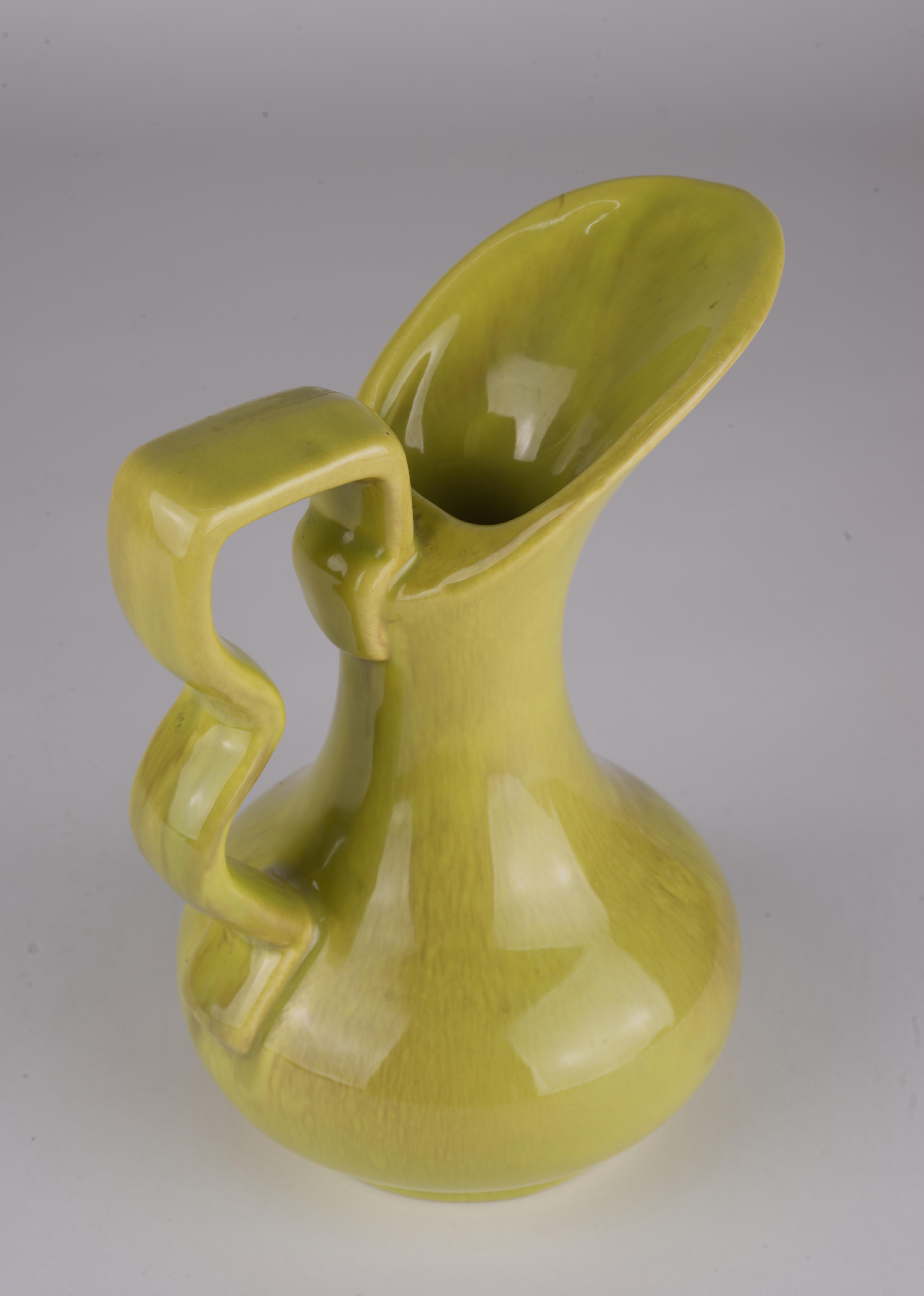 Gonder Pottery Knospenvase-Kanne in Chartreuse Tropfglasur 1940er-1950er Jahre im Angebot 3