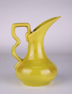 Gonder Pottery Jarrón Bud Ewer en Chartreuse goteo esmalte 1940s-1950s