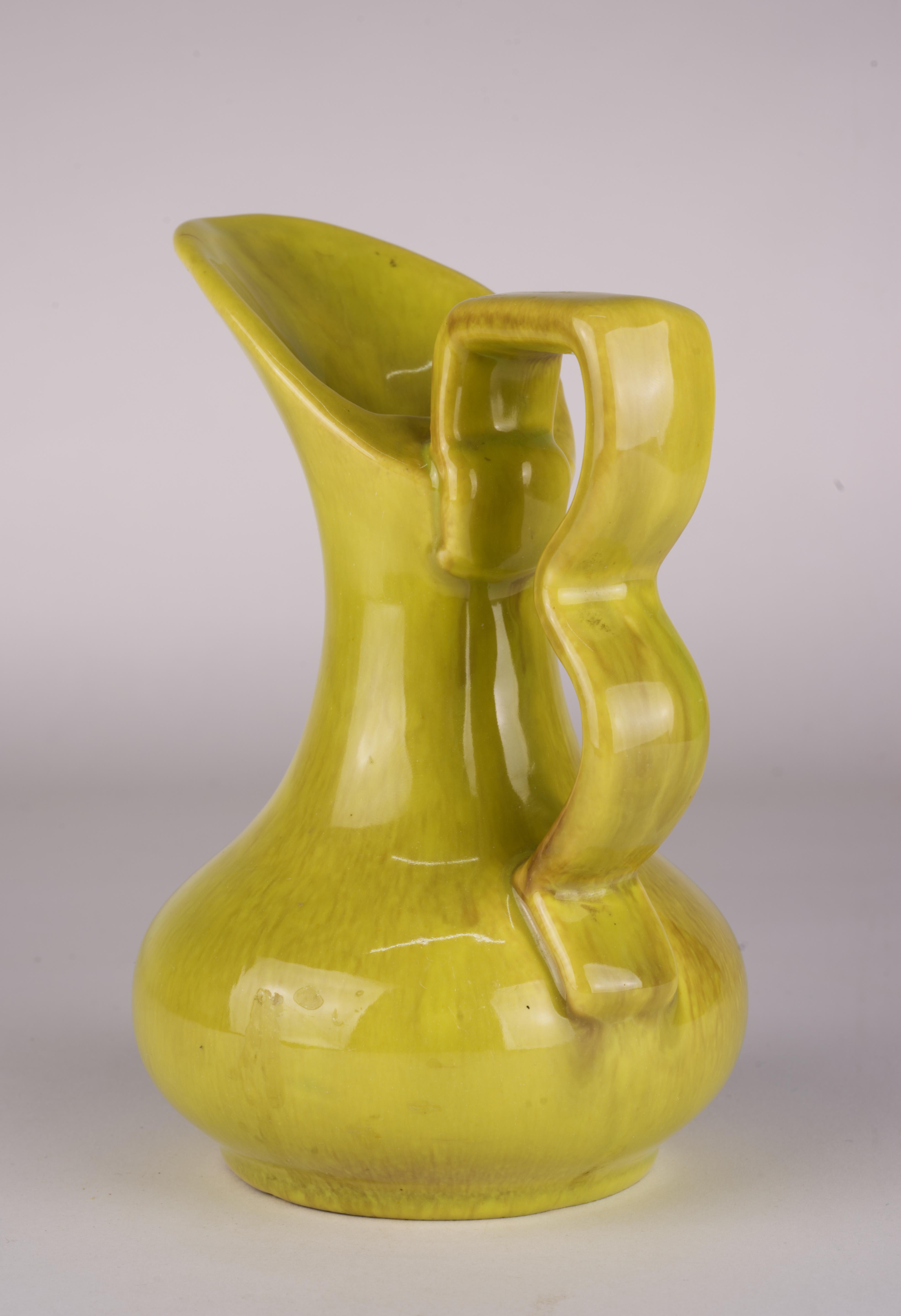 Gonder Pottery Knospenvase-Kanne in Chartreuse Tropfglasur 1940er-1950er Jahre (Keramik) im Angebot