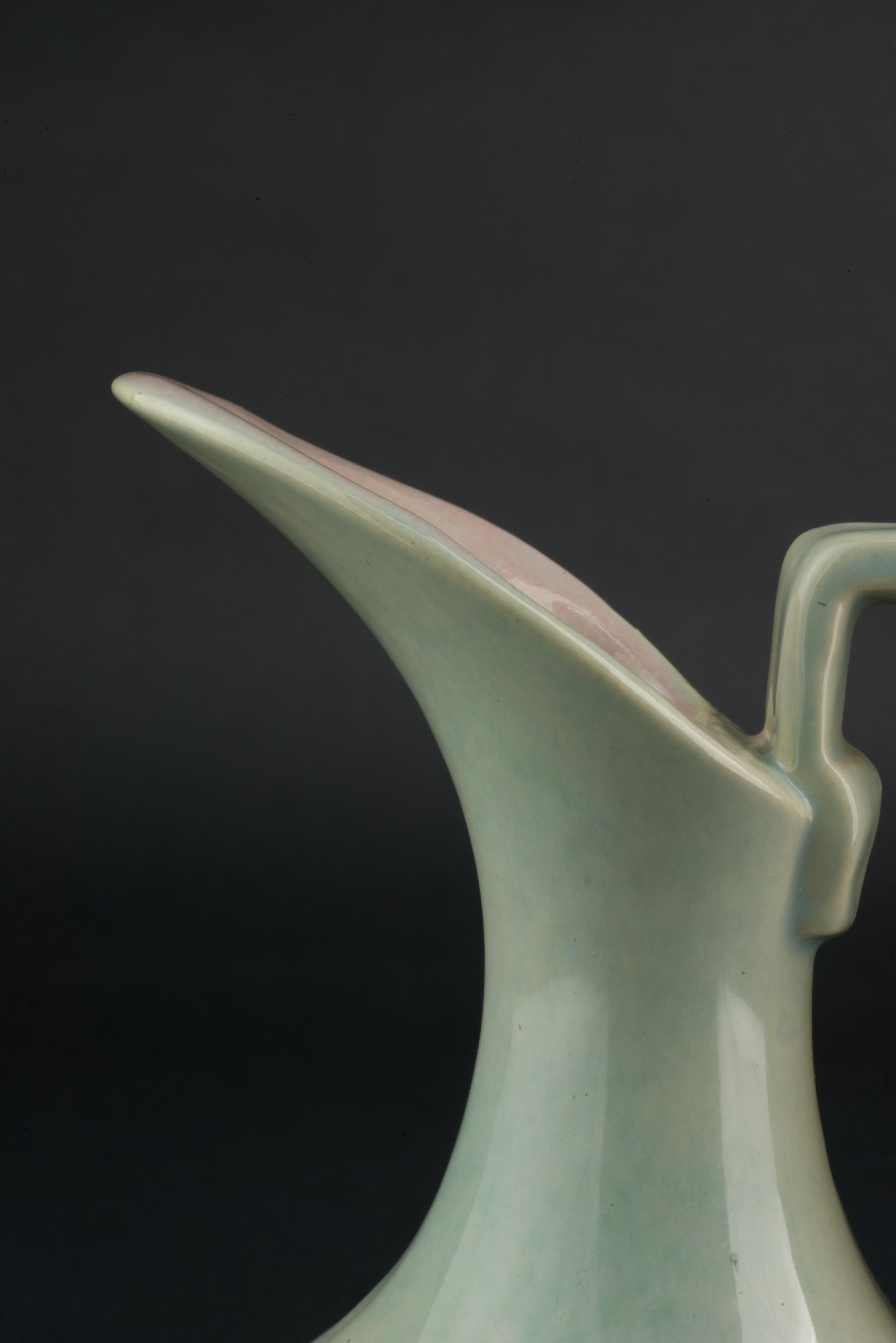 Gonder Pottery Vase à bourgeons Aiguière en glaçure grise et rose années 1940-1950 en vente 3