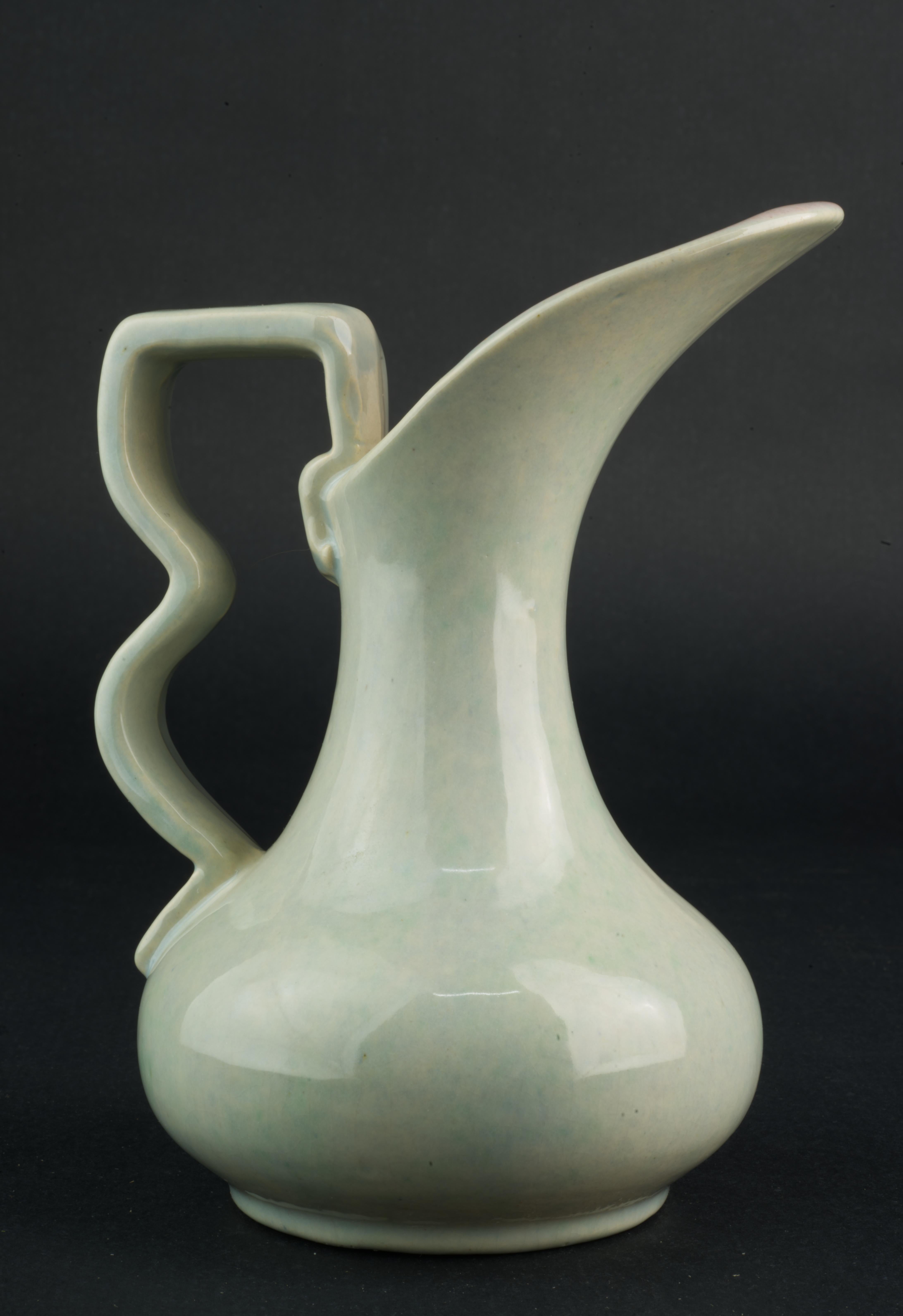 Mid-Century Modern Gonder Pottery Vase à bourgeons Aiguière en glaçure grise et rose années 1940-1950 en vente