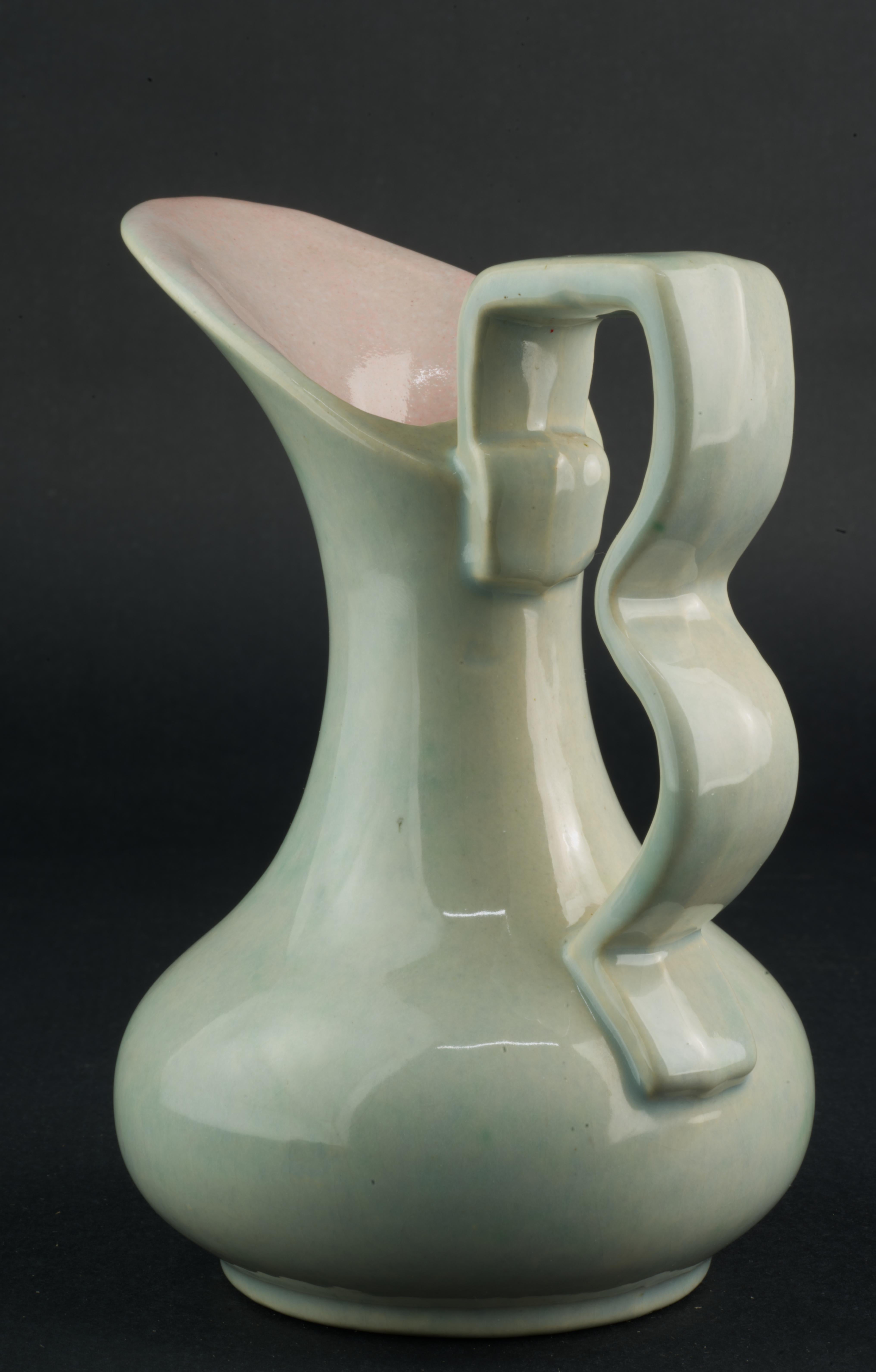 Gonder Pottery Vase à bourgeons Aiguière en glaçure grise et rose années 1940-1950 Bon état - En vente à Clifton Springs, NY