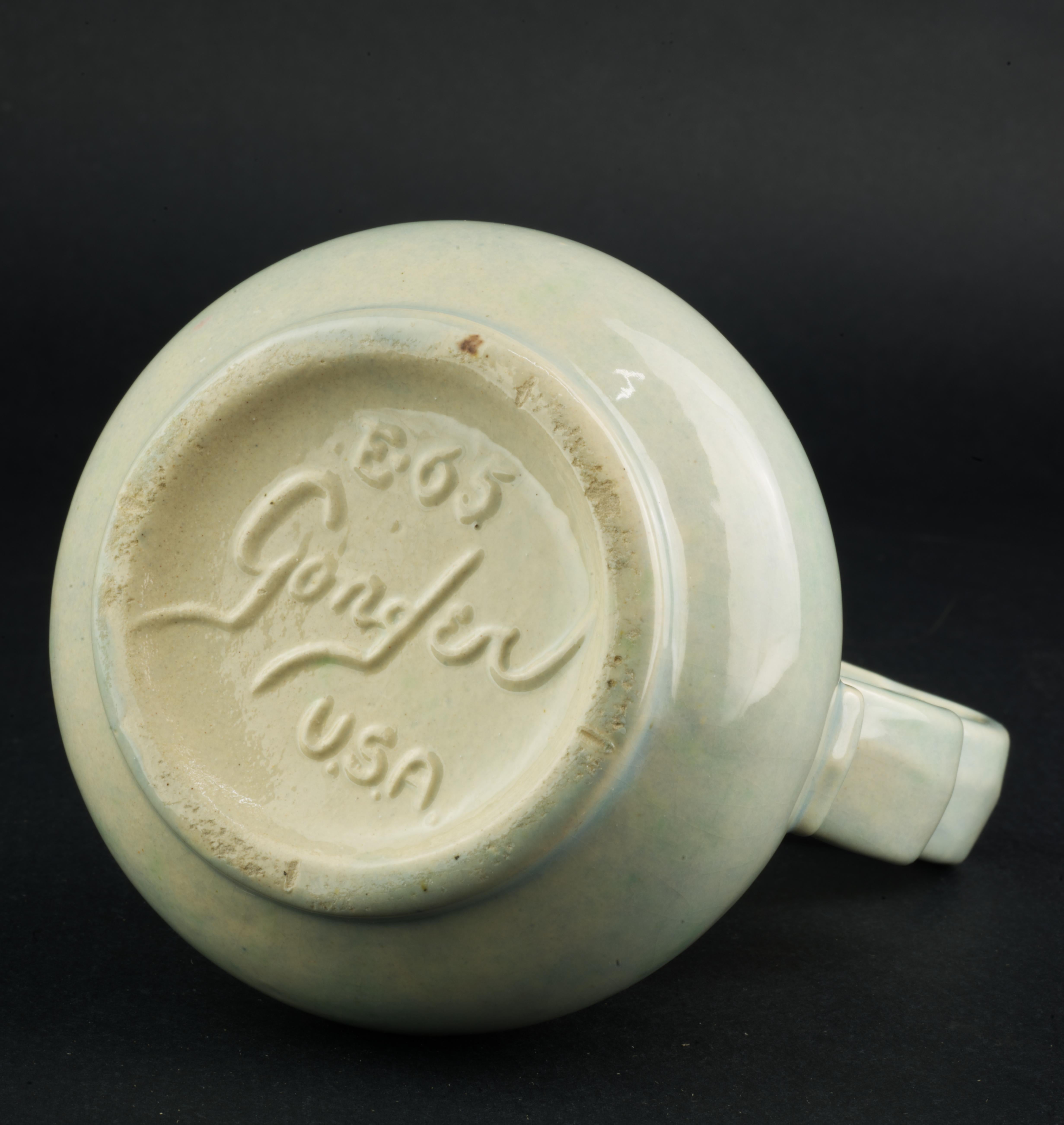 20ième siècle Gonder Pottery Vase à bourgeons Aiguière en glaçure grise et rose années 1940-1950 en vente