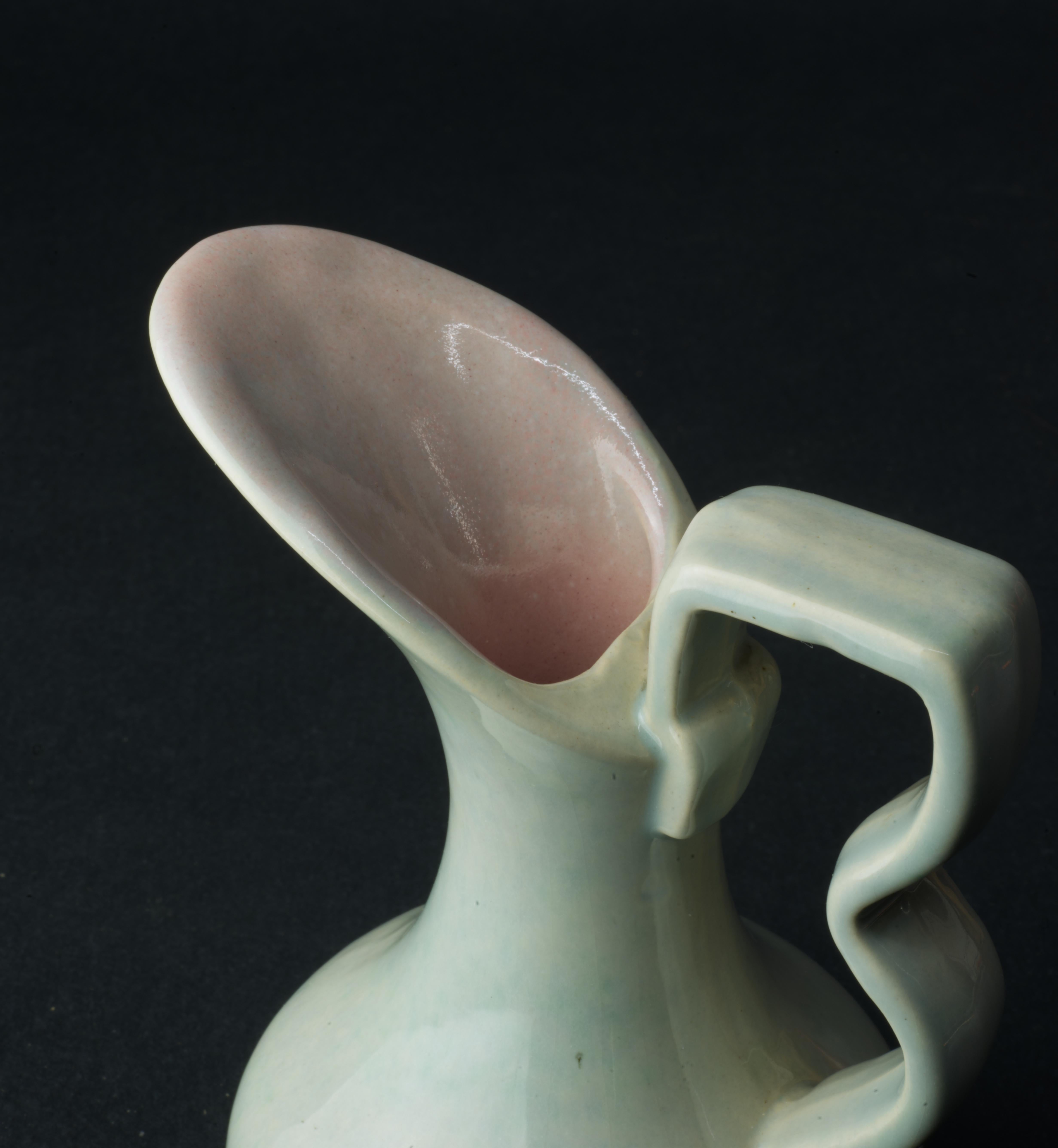 Céramique Gonder Pottery Vase à bourgeons Aiguière en glaçure grise et rose années 1940-1950 en vente