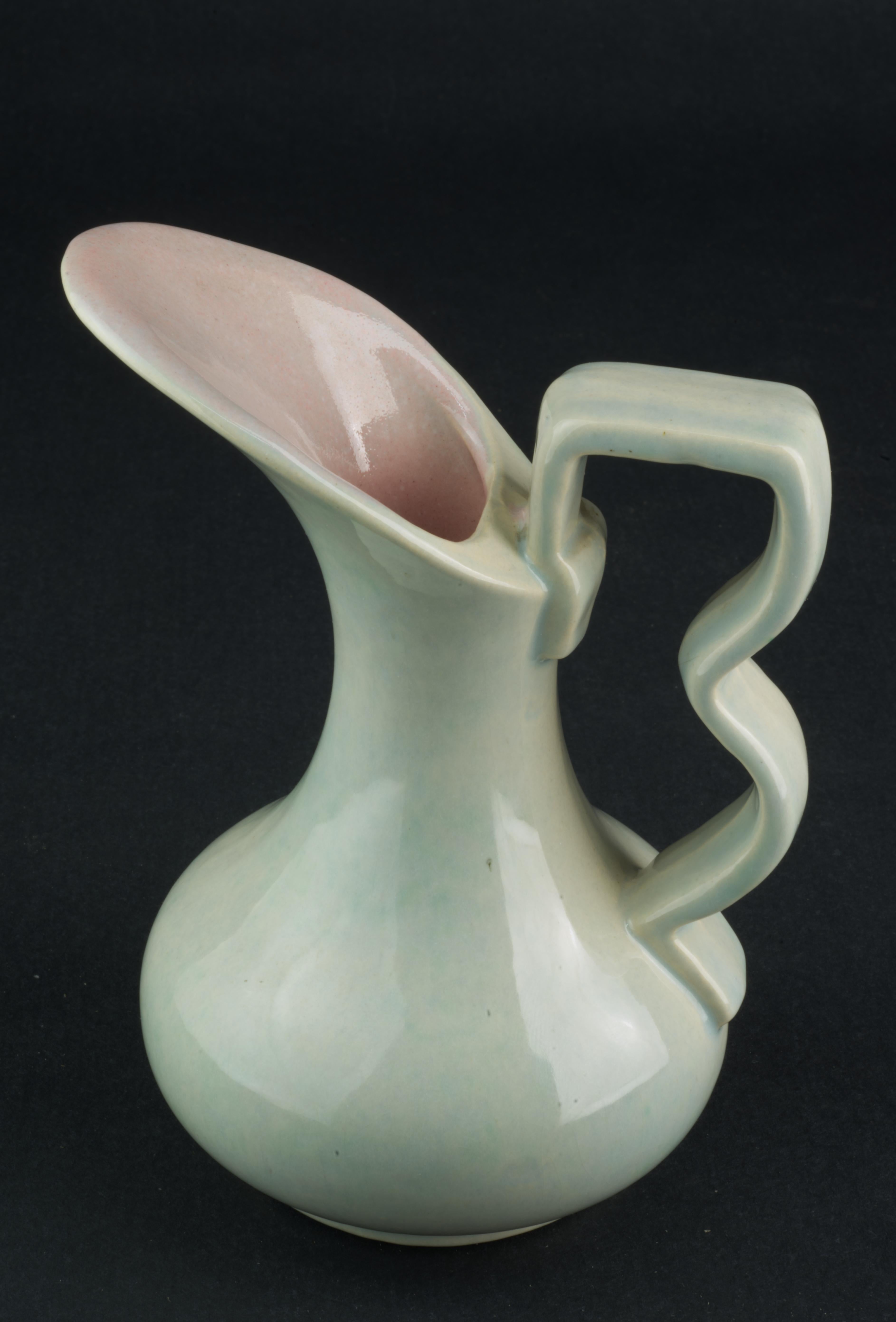 Gonder Pottery Vase à bourgeons Aiguière en glaçure grise et rose années 1940-1950 en vente 1