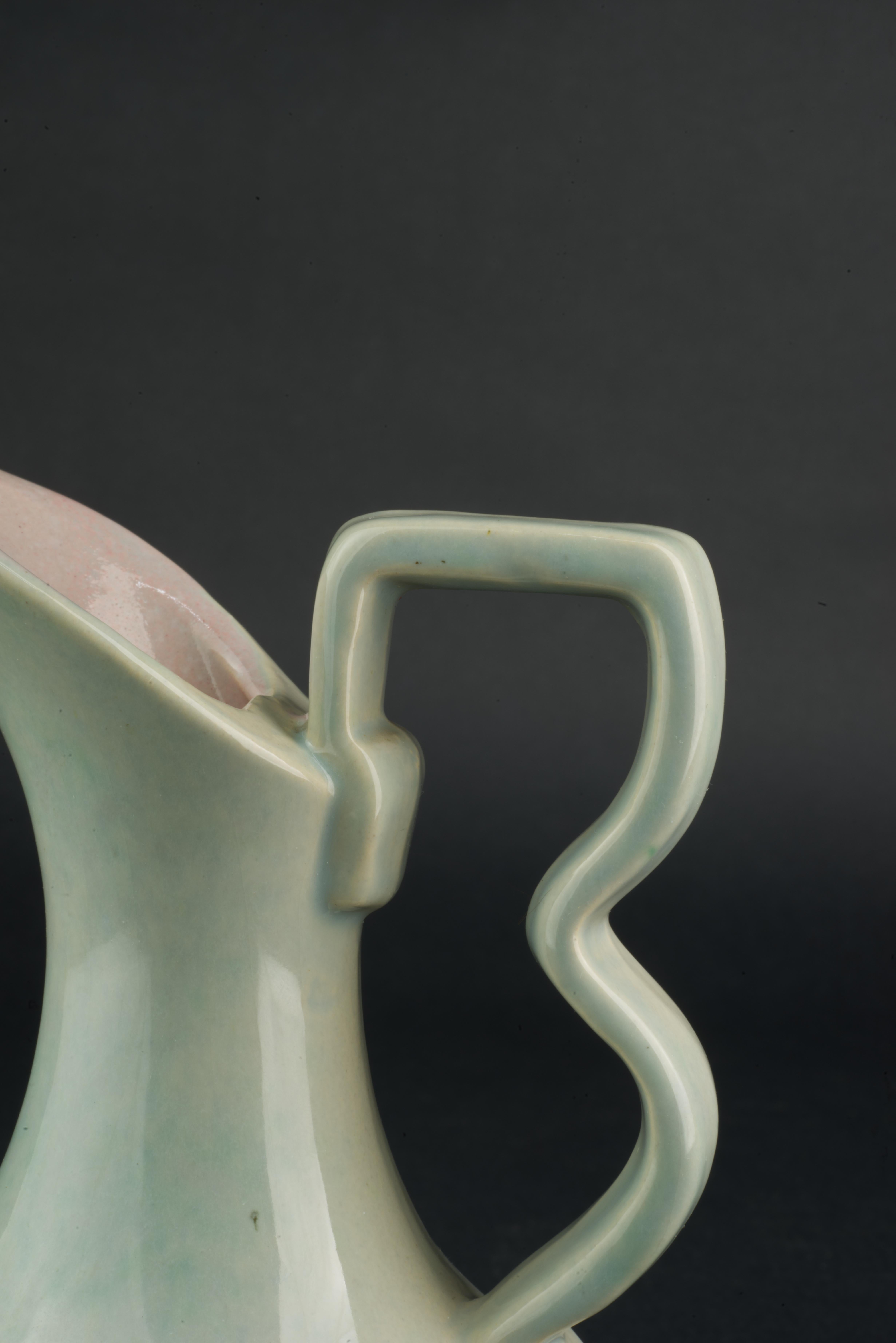 Gonder Pottery Vase à bourgeons Aiguière en glaçure grise et rose années 1940-1950 en vente 2