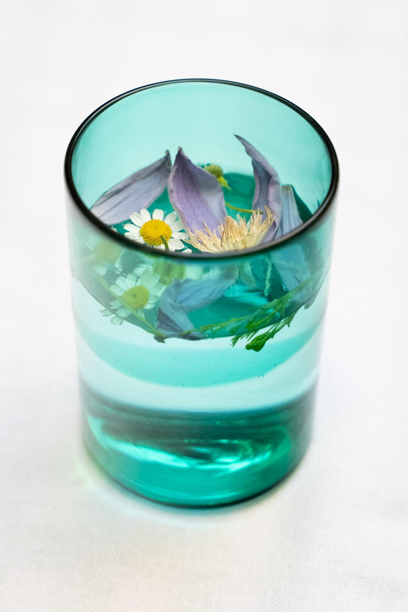 The Gondola jug, with its simple cylindrical form, is hand-blown in luminous green Murano glass.
Conceived as a tribute to Venice, it recalls the gondoliers gliding through the canals, their striped shirts, their songs of Santa Lucia, and the wooden
