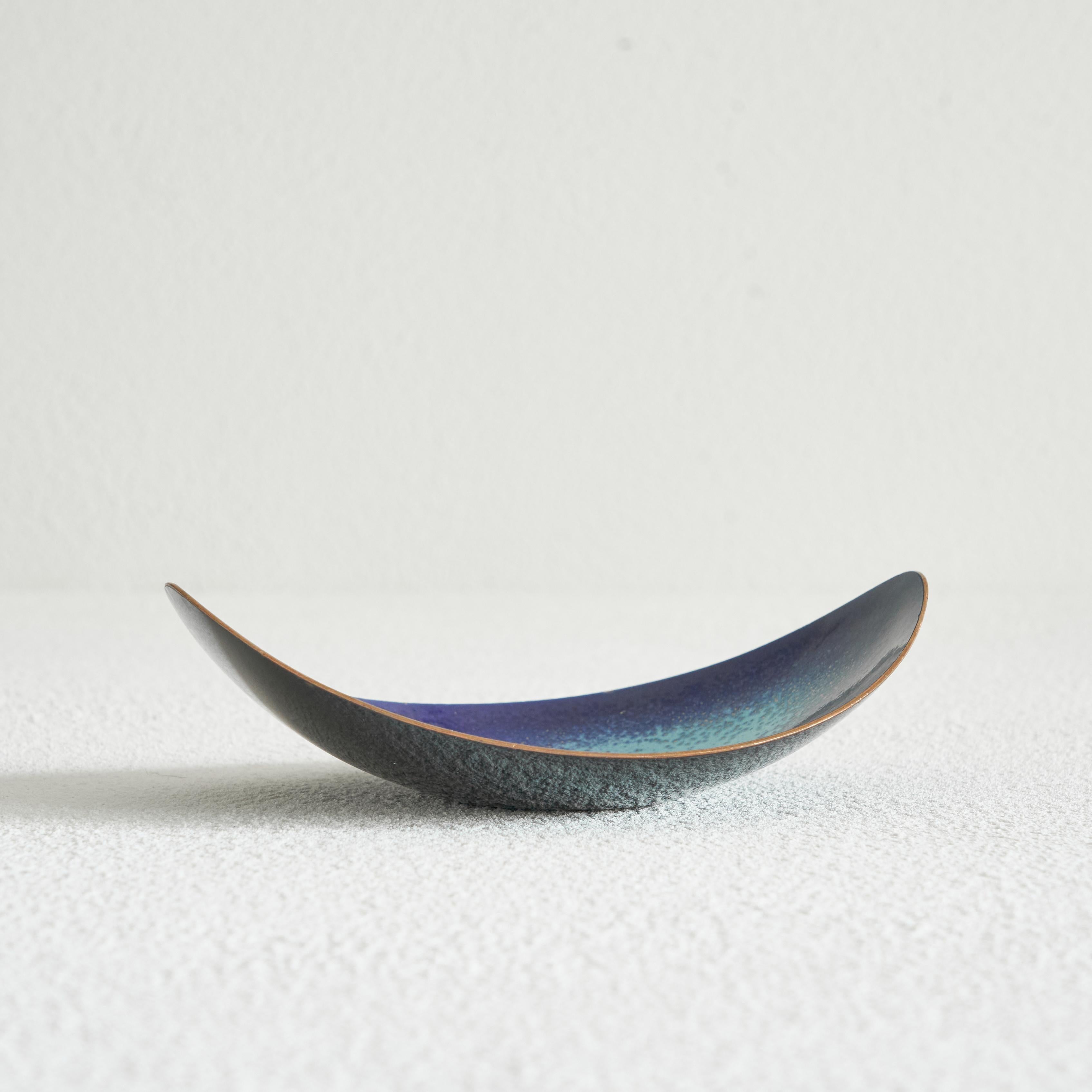 Ciotola decorativa in rame smaltato a forma di gondola 1960.

Bellissima ed elegantissima ciotola in rame smaltato. Un pezzo di metà secolo, presumibilmente realizzato da qualche parte negli anni '60. Un design distinto con una forma ispirata alla
