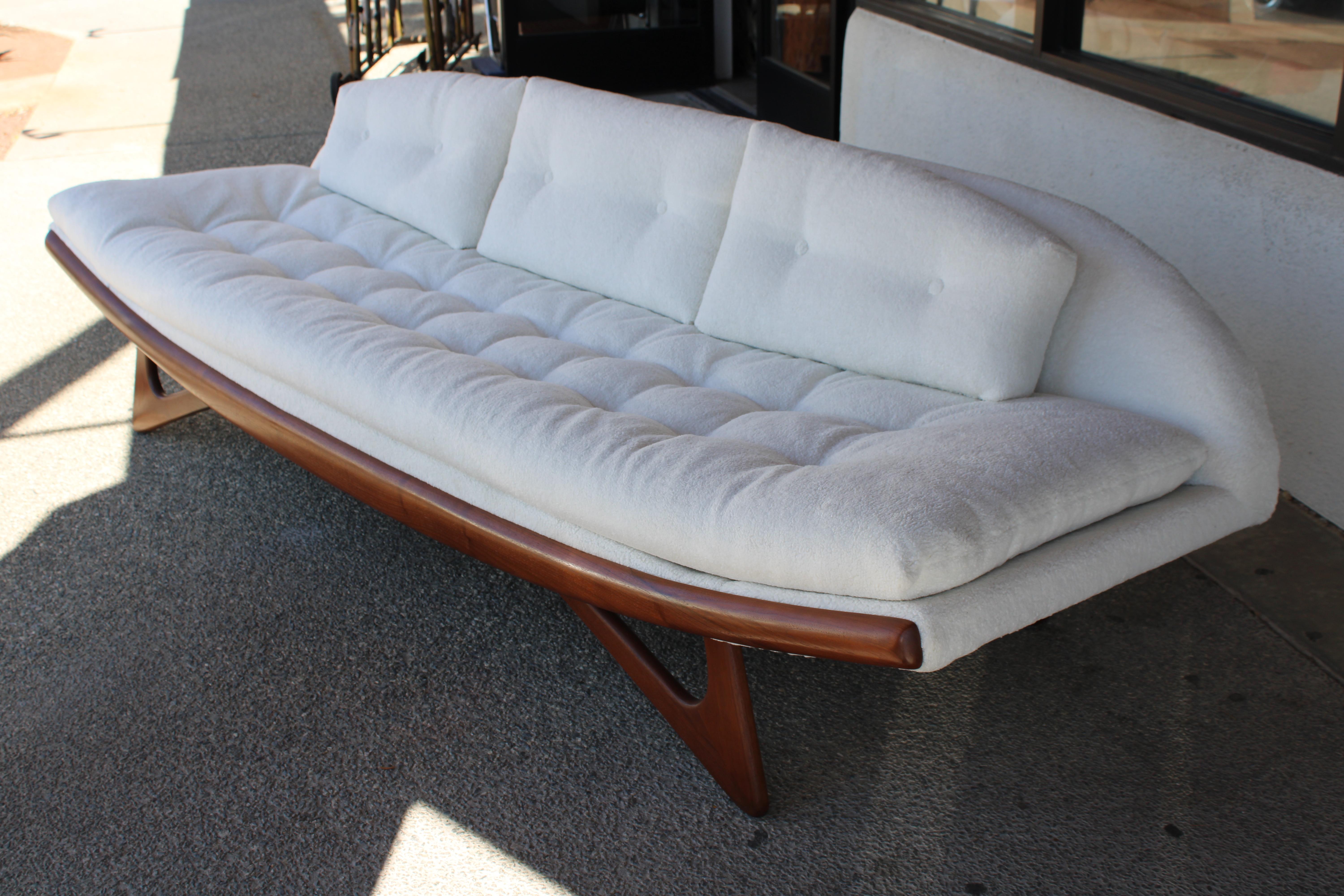 Ein unglaubliches Sofa in Gondelform, entworfen von Adrian Pearsall für Craft Associates. Fame wurde professionell aufgearbeitet. Das Sofa wurde mit neuem Gurtband, Schaumstoff und Polsterung restauriert. Gepolstert mit einem von Nick Cave