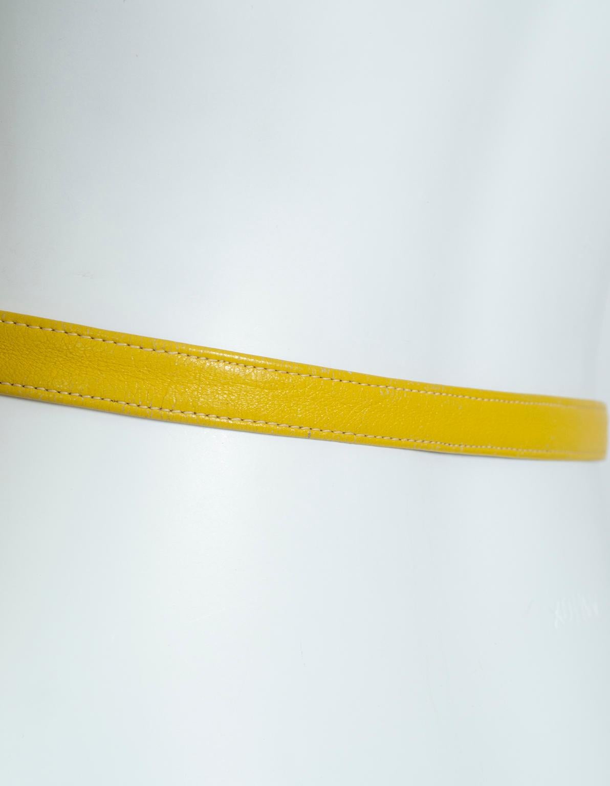 Gone Fishin’ Yellow Leather Novelty Belt with Dangling Fish – Small, 1950s In Good Condition In Tucson, AZ