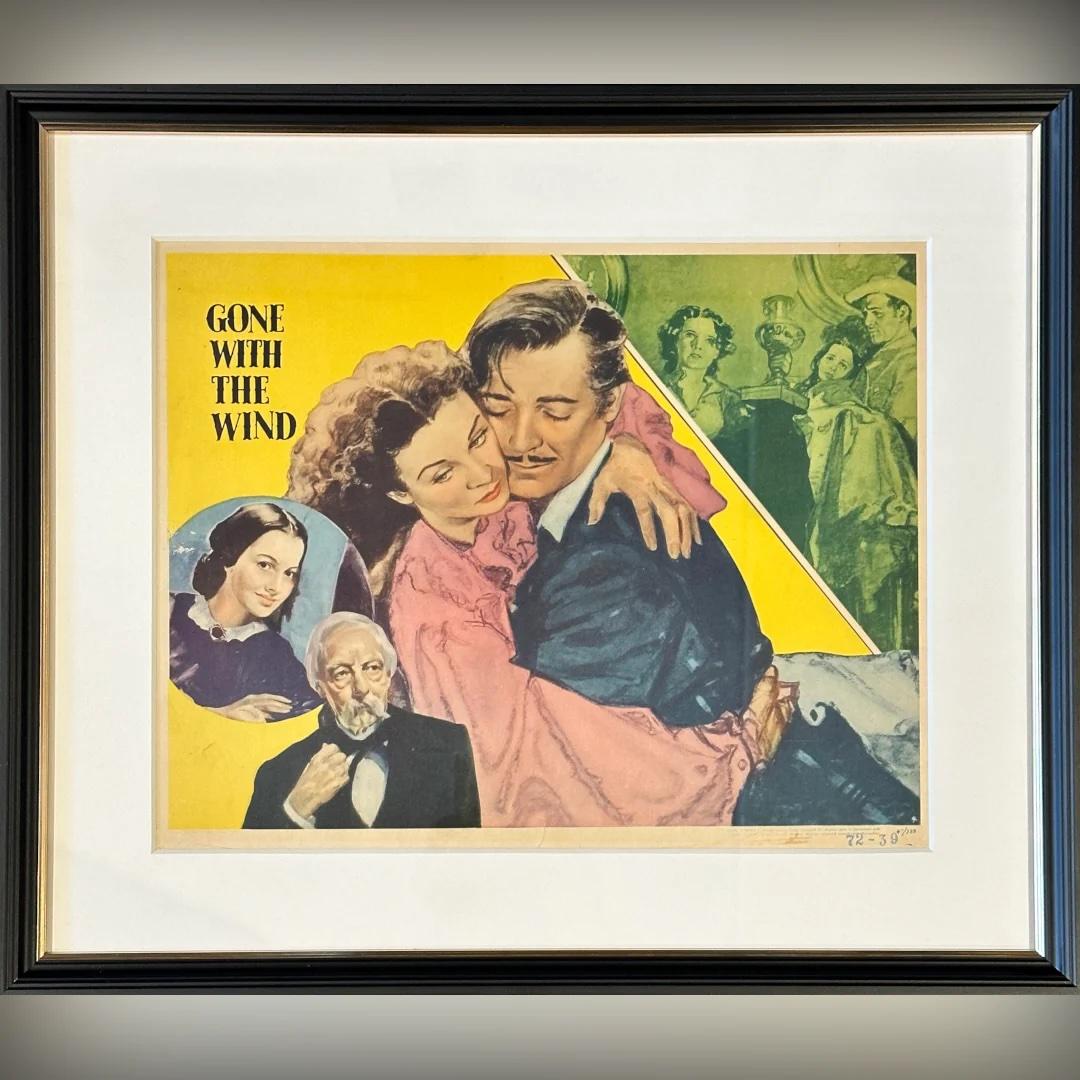 Vom Winde verweht (1947R) - FRAMED
Lobby-Karte (11 x 14 Zoll)

Original-Lobbykarte zur Wiederveröffentlichung von 1947

Die manipulative Tochter eines Plantagenbesitzers in Georgia führt eine turbulente Romanze mit einem schurkischen Geschäftemacher