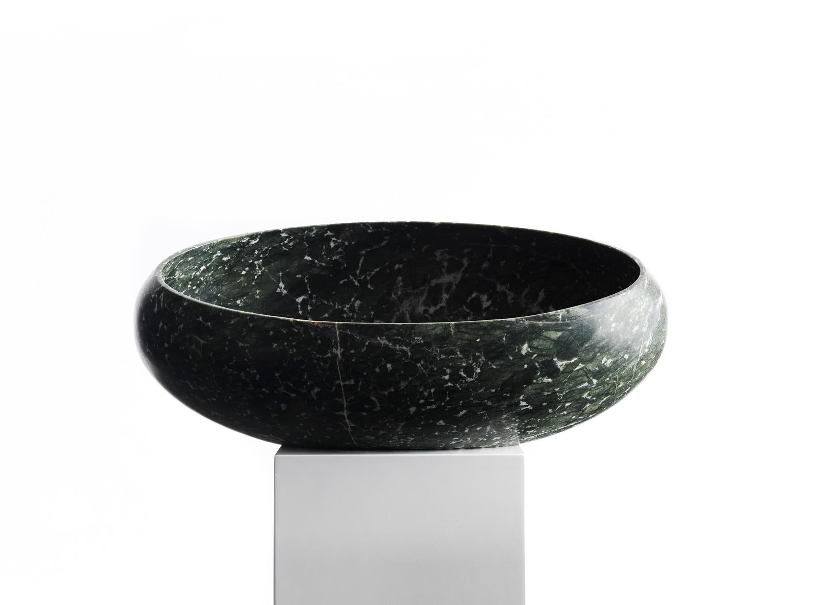 Grand bassin Gong de Kreoo 
Design/One par Christophe Pillet
Dimensions : D 50 x L 80 x H 33 cm.
MATERIAL : Marbre Verde Ming.
Poids : 60 kg.

Disponible en différentes options de marbre et de travertin. Disponible en deux tailles différentes.