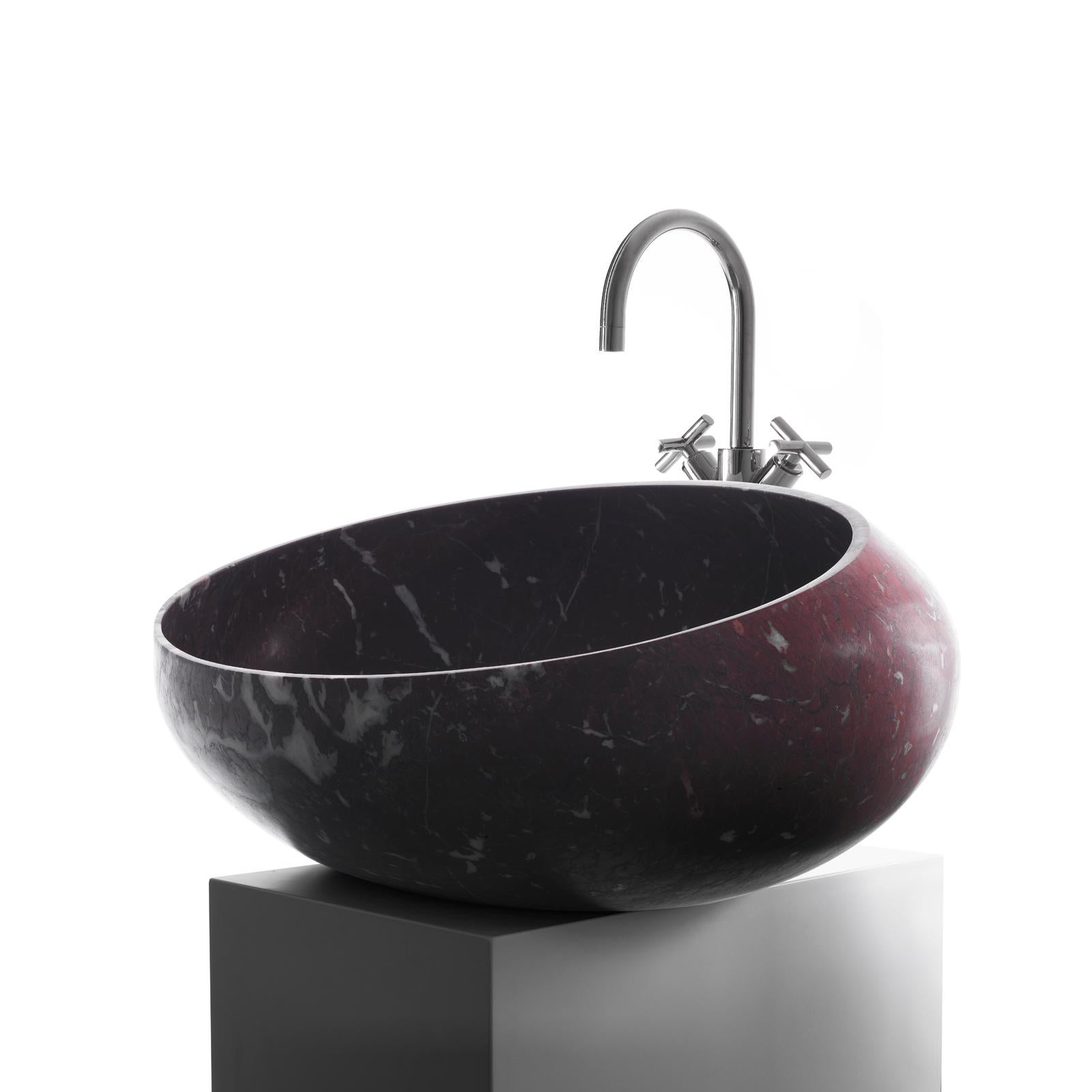 Grand bassin Gong de Kreoo 
Design/One par Christophe Pillet
Dimensions : D 50 x L 80 x H 33 cm.
MATERIAL : Marbre Rosso Francia.
Poids : 60 kg.

Disponible en différentes options de marbre et de travertin. Disponible en deux tailles différentes.