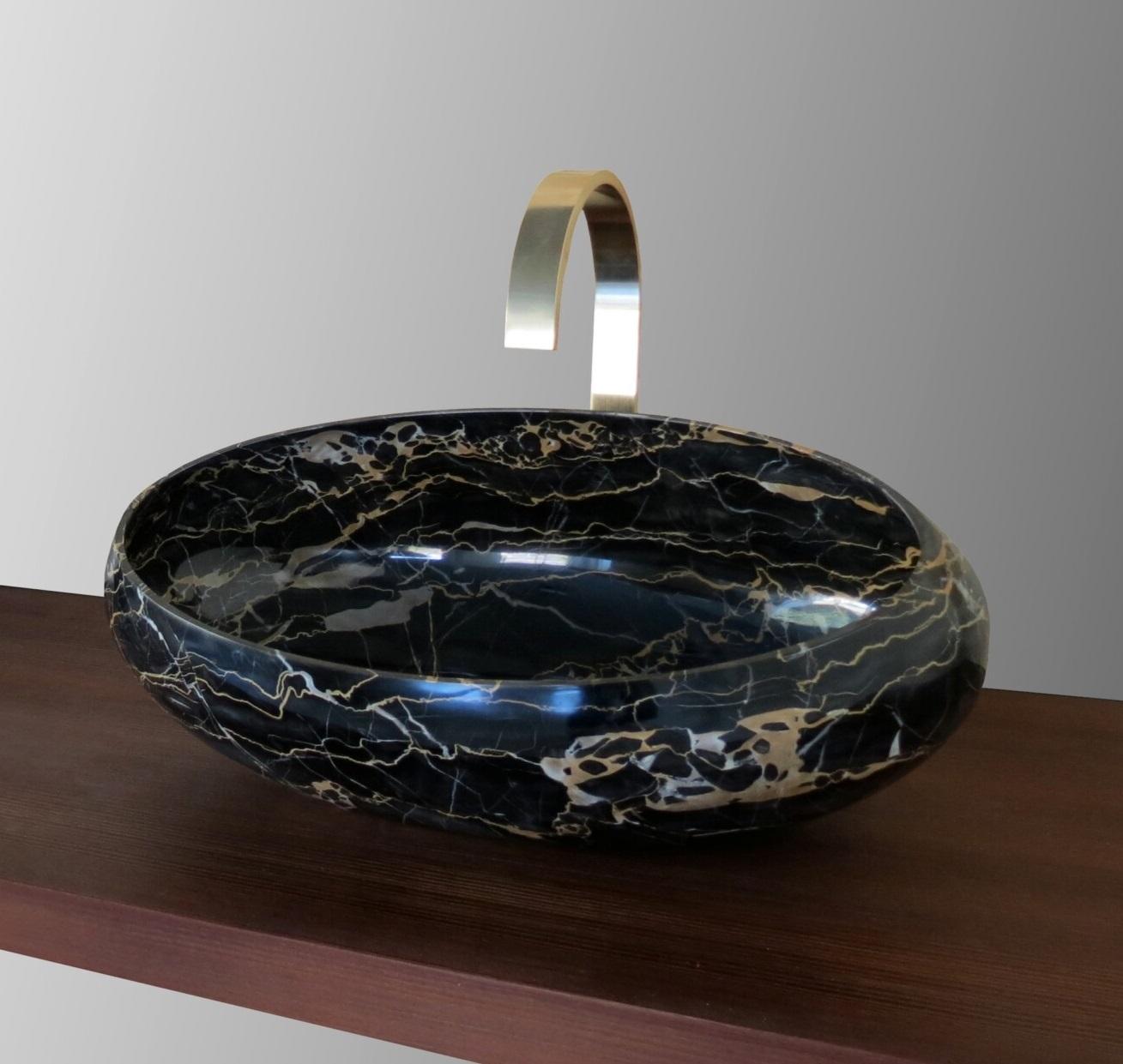 Grand bassin Gong de Kreoo 
Design/One par Christophe Pillet
Dimensions : D 50 x L 80 x H 33 cm.
Matériaux : Marbre Nero Portoro.
Poids : 60 kg.

Disponible en différentes options de marbre et de travertin. Disponible en deux tailles différentes.