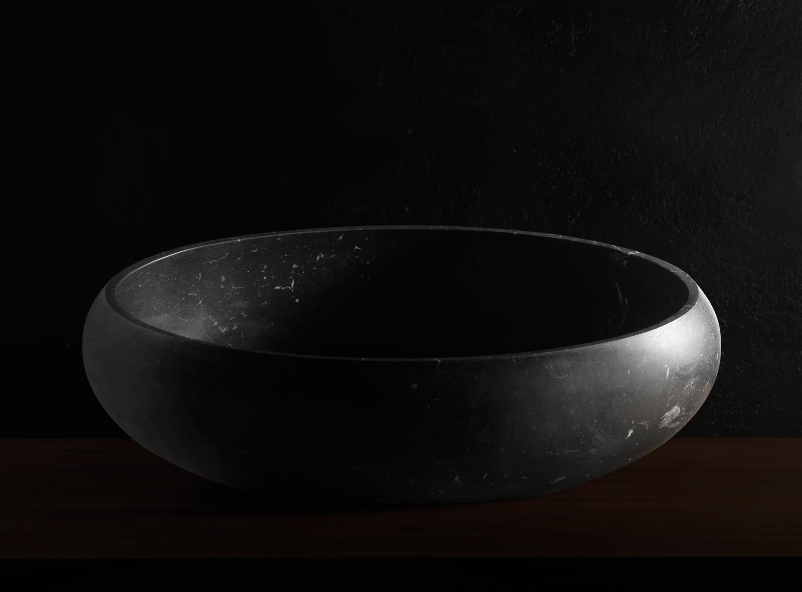 Grand bassin Gong de Kreoo 
Design/One par Christophe Pillet
Dimensions : D 50 x L 80 x H 33 cm.
Matériaux : Marbre Nero Marquina.
Poids : 60 kg.

Disponible en différentes options de marbre et de travertin. Disponible en deux tailles différentes.