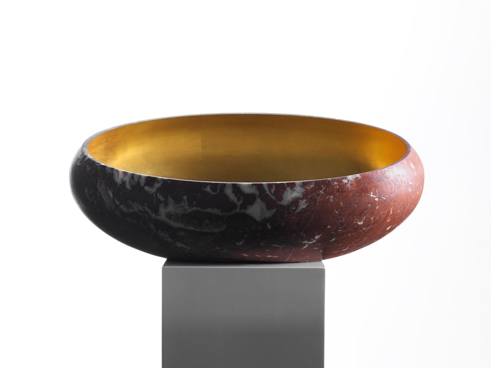 Grand bassin Gong de Kreoo 
Design/One par Christophe Pillet
Dimensions : D 50 x L 80 x H 33 cm.
MATERIAL : Marbre Rosso Francia et feuilles d'or.
Poids : 60 kg.

Disponible en différentes options de marbre et de travertin. Disponible en deux