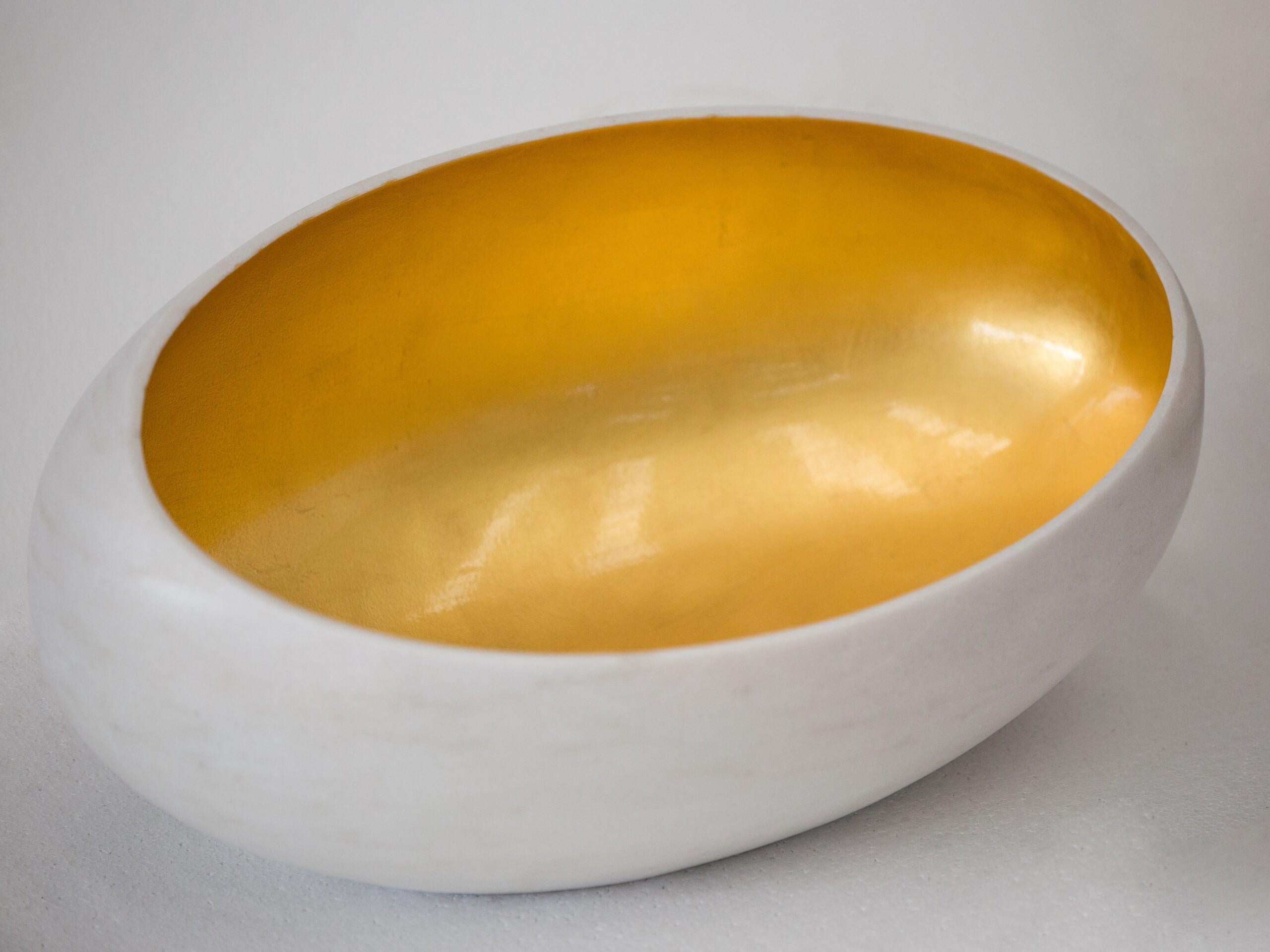 Petite cuvette de comptoir Gong de Kreoo 
Design/One par Christophe Pillet
Dimensions : 37,5 x 60 x 24,4 cm : D 37,5 x L 60 x H 24,4 cm.
MATERIAL : Marbre Bianco Carrara et feuilles d'or.
Poids : 20 kg.

Disponible en différentes options de marbre