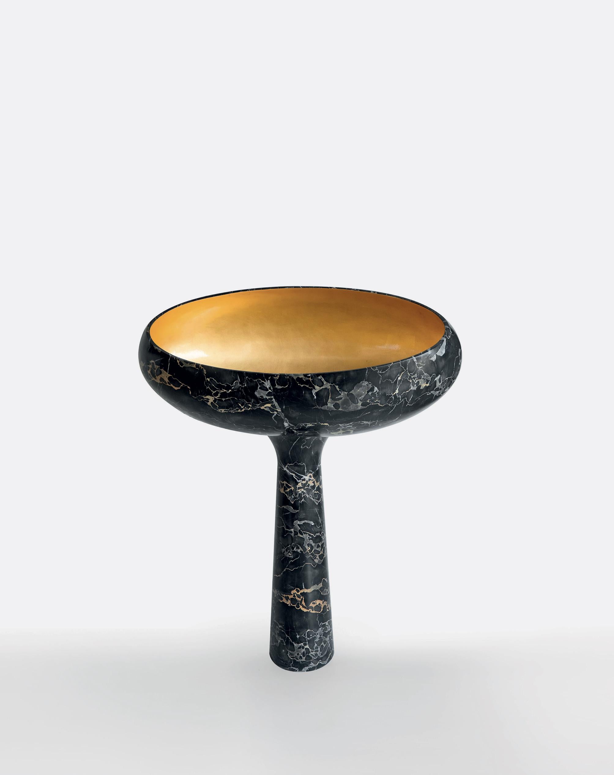 Freistehendes großes Waschbecken Gong von Kreoo 
Entworfen von Christophe Pillet
Abmessungen: T 50 x B 80 x H 102,5 cm.
MATERIALIEN: Nero Portoro-Marmor und Blattgold.
Gewicht: 89 kg.

Erhältlich in verschiedenen Marmor- und Travertinvarianten.
