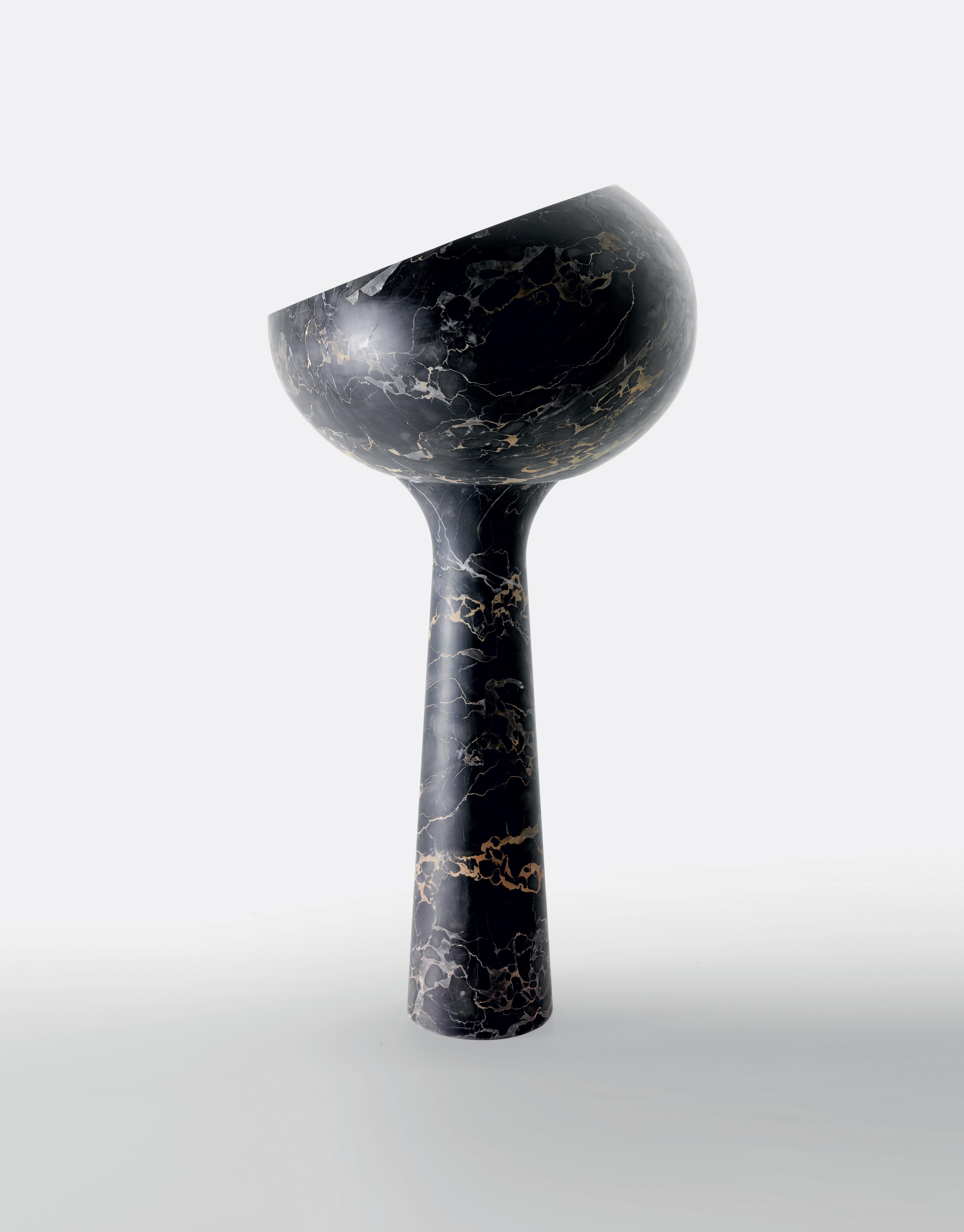 Basine autoportante Gong de Kreoo 
Design/One par Christophe Pillet
Dimensions : D 50 x L 80 x H 102,5 cm.
Matériaux : Marbre Nero Portoro.
Poids : 89 kg.

Disponible en différentes options de marbre et de travertin. Veuillez nous contacter.

La