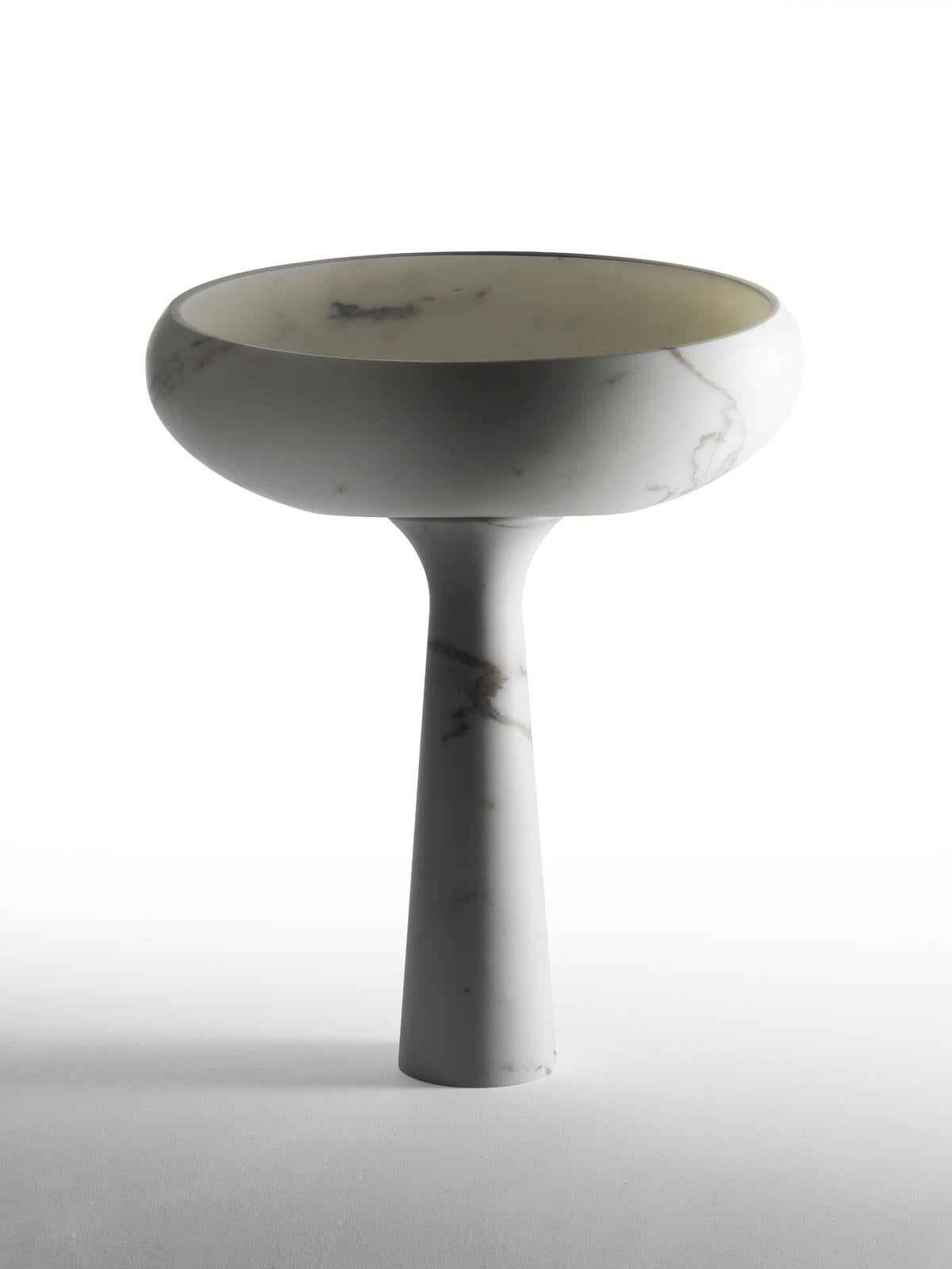 Basine autoportante Gong de Kreoo 
Design/One par Christophe Pillet
Dimensions : D 50 x L 80 x H 102,5 cm.
Matériaux : Marbre Calacatta Carrara.
Poids : 89 kg.

Disponible en différentes options de marbre et de travertin. Veuillez nous