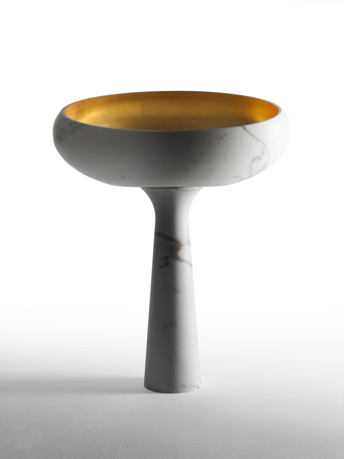 Freistehendes Gong-Boden von Kreoo 
Entworfen von Christophe Pillet
Abmessungen: T 50 x B 80 x H 102,5 cm.
MATERIALIEN: Calacatta Carrara-Marmor und Blattgold.
Gewicht: 89 kg.

Erhältlich in verschiedenen Marmor- und Travertinvarianten. Bitte