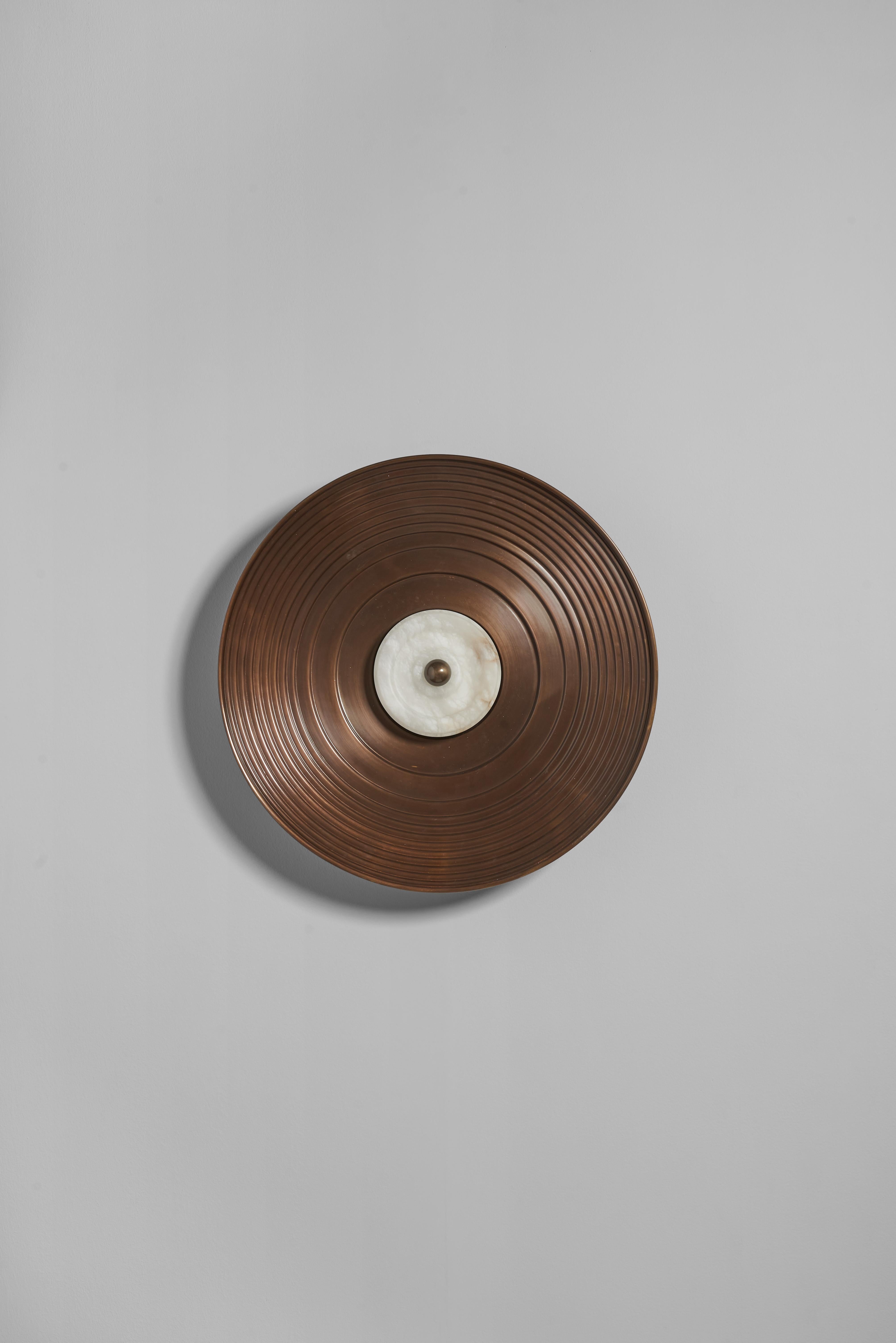 Aplique escultórico Gong by MATLIGHT Milano
Diseñado por LC Atelier.
Dimensiones: P 10 x An 68 x Al 68 cm.
Materiales: Alabastro y bronce.

Hecho a mano en Italia. Todas nuestras lámparas pueden cablearse según cada país. Si se vende a EEUU, se