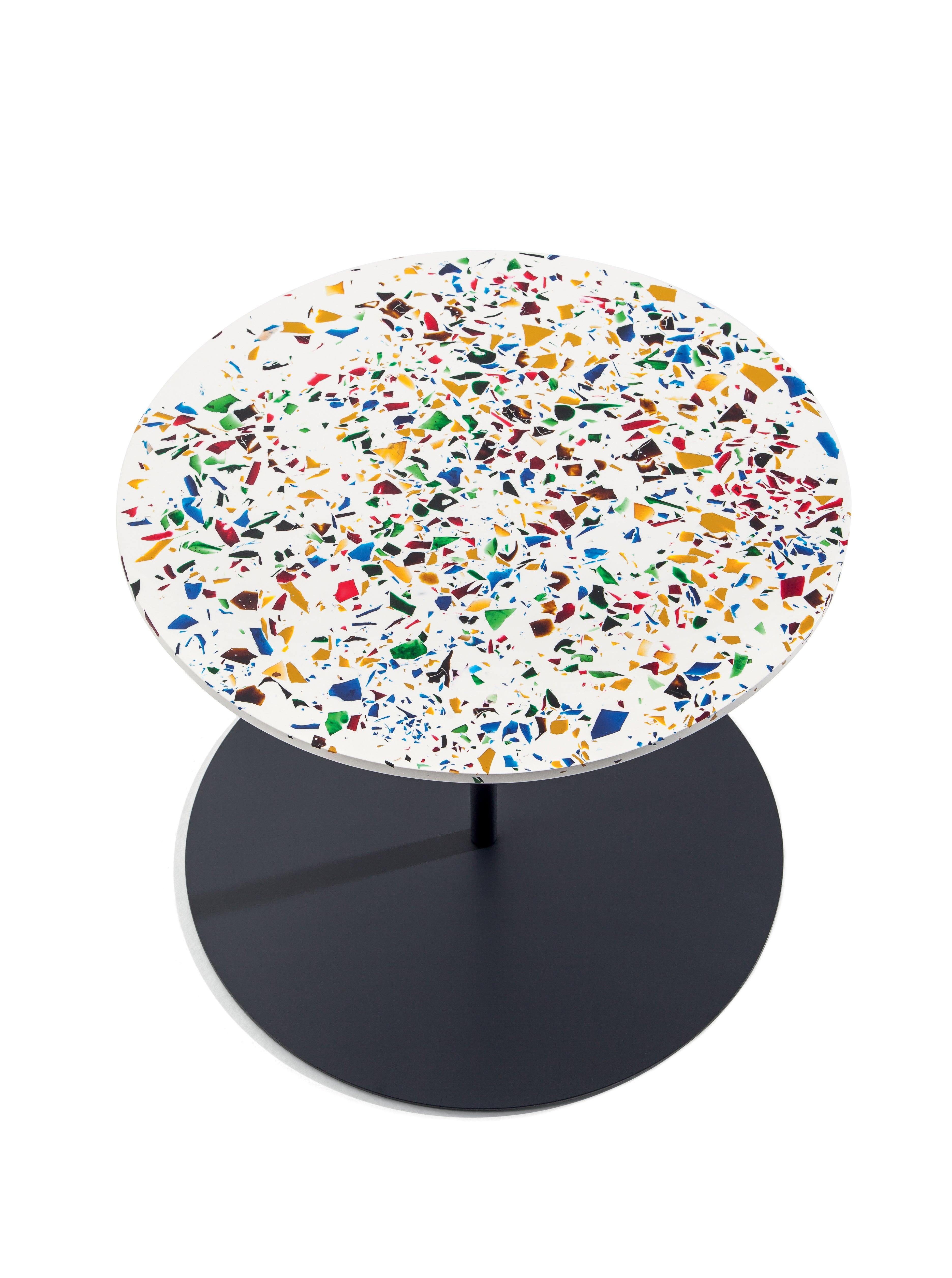 Unique and inimitable: The Gong Terrazzo table is an eclectic version of the iconic product designed by Giulio Cappellini. For this edition, still contradistinguished by the absolute purity of design, the table is adorned with a matte top that has