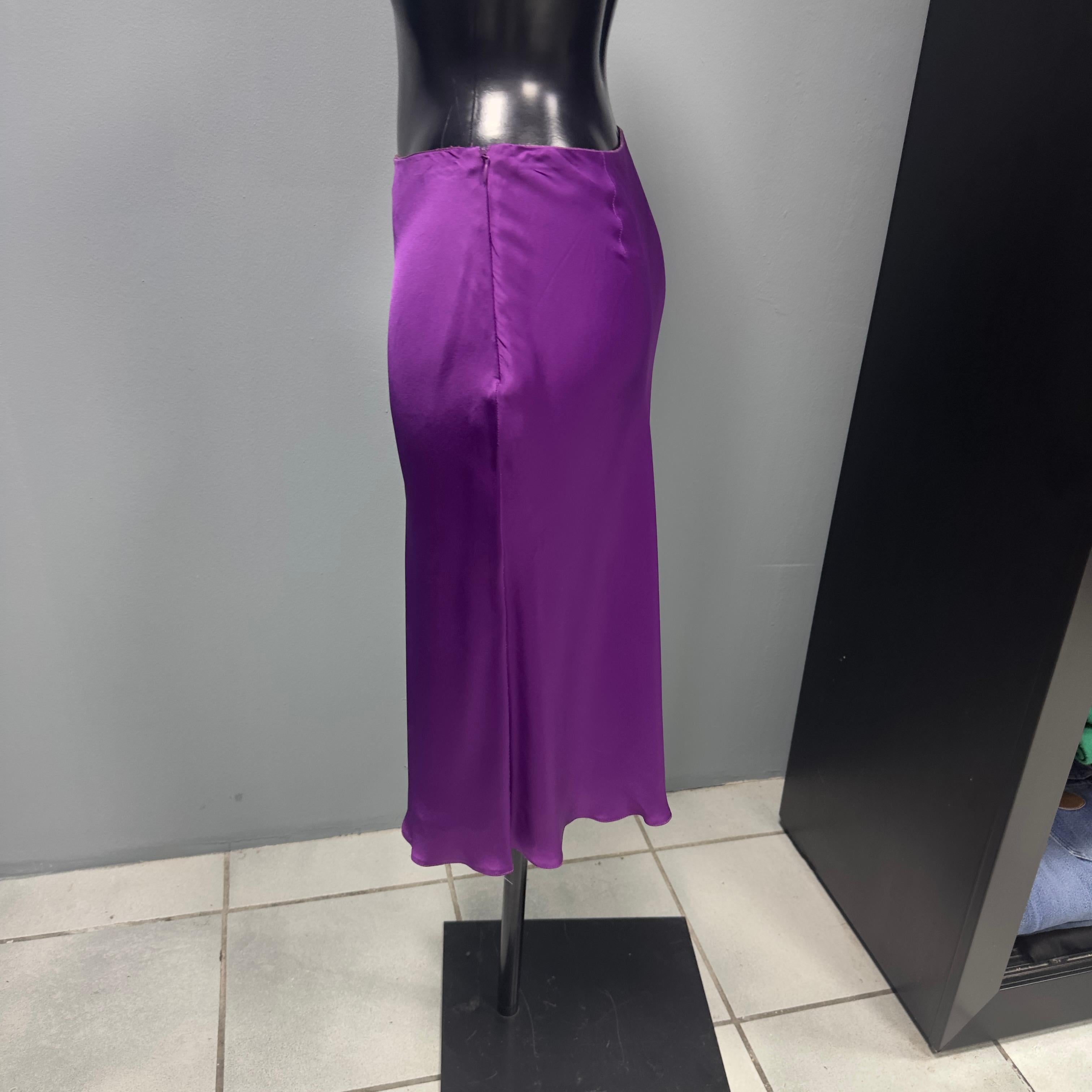 Purple Blumarine midi length skirt in silk and acetate. 
Side zipper closure, pattern widening slightly at the bottom
Measurements :
Vita 37cm
Hips 54cm
Length 68cm