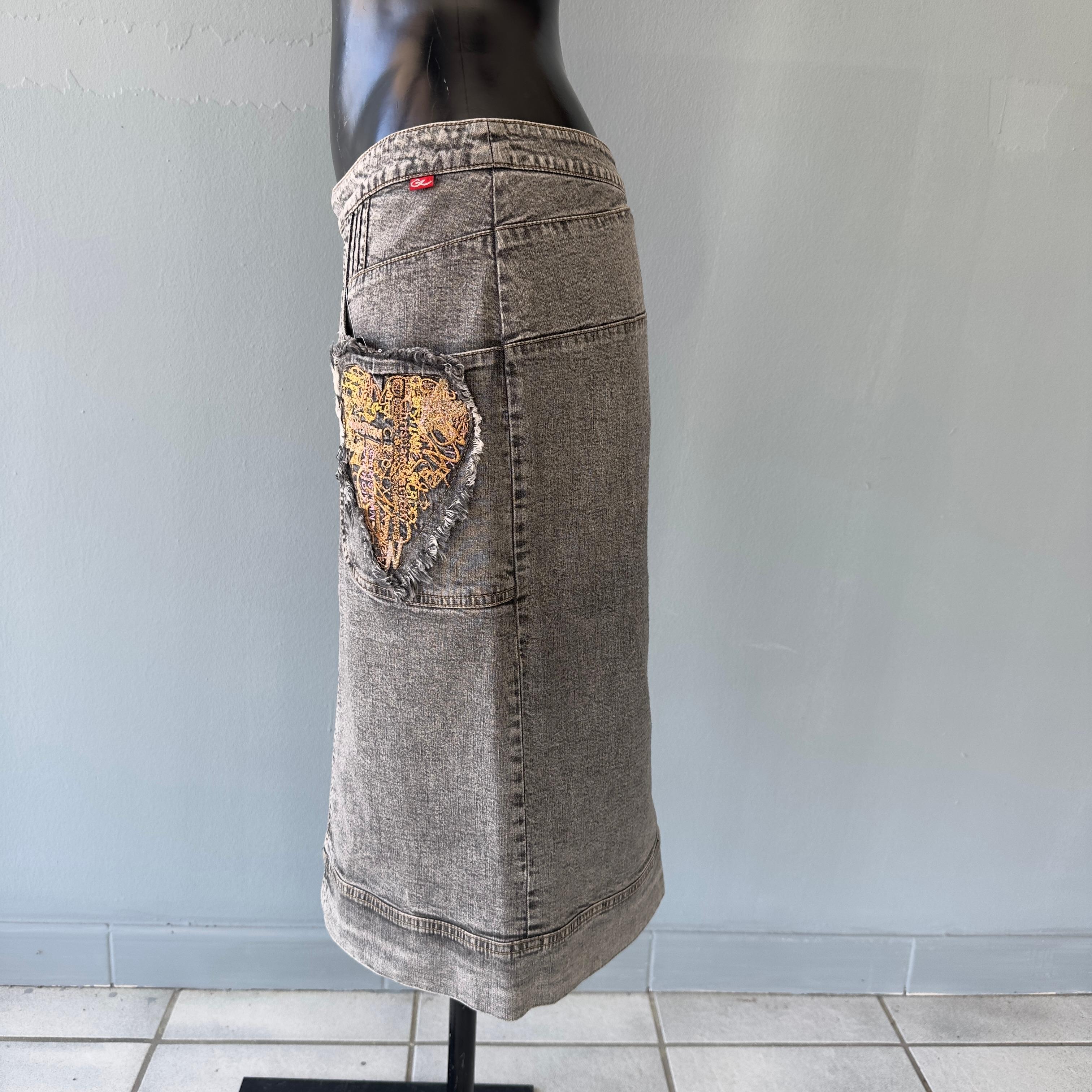Gonna in Denim leggero Christian Lacroix con tasche laterali e patch decorata su una tasca. Chiusura cerniera sul retro
Ottime condizioni 
Taglia 40fr
Misure:
Vita 41cm
Fianchi 47cm
Lunghezza 60cm