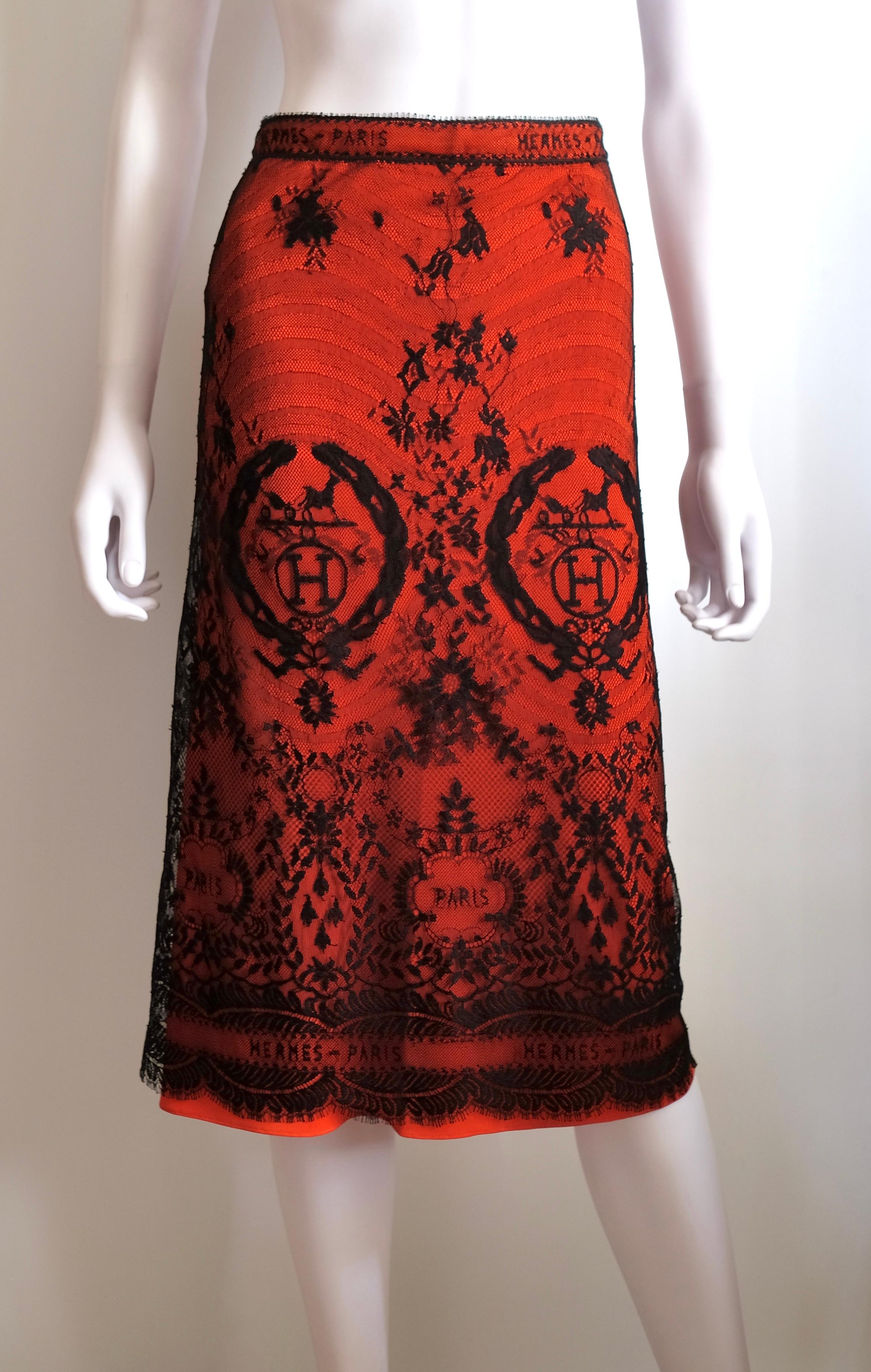 Hermès Vintage Selection by Corrado Luxury - Elegante gonna dritta in splendido pizzo logato Hermès Paris e foderata in tessuto tipo jersey color arancio. Collezione Primavera - Estate 2006. Abbinata con un sandalo come da immagine ufficiale della