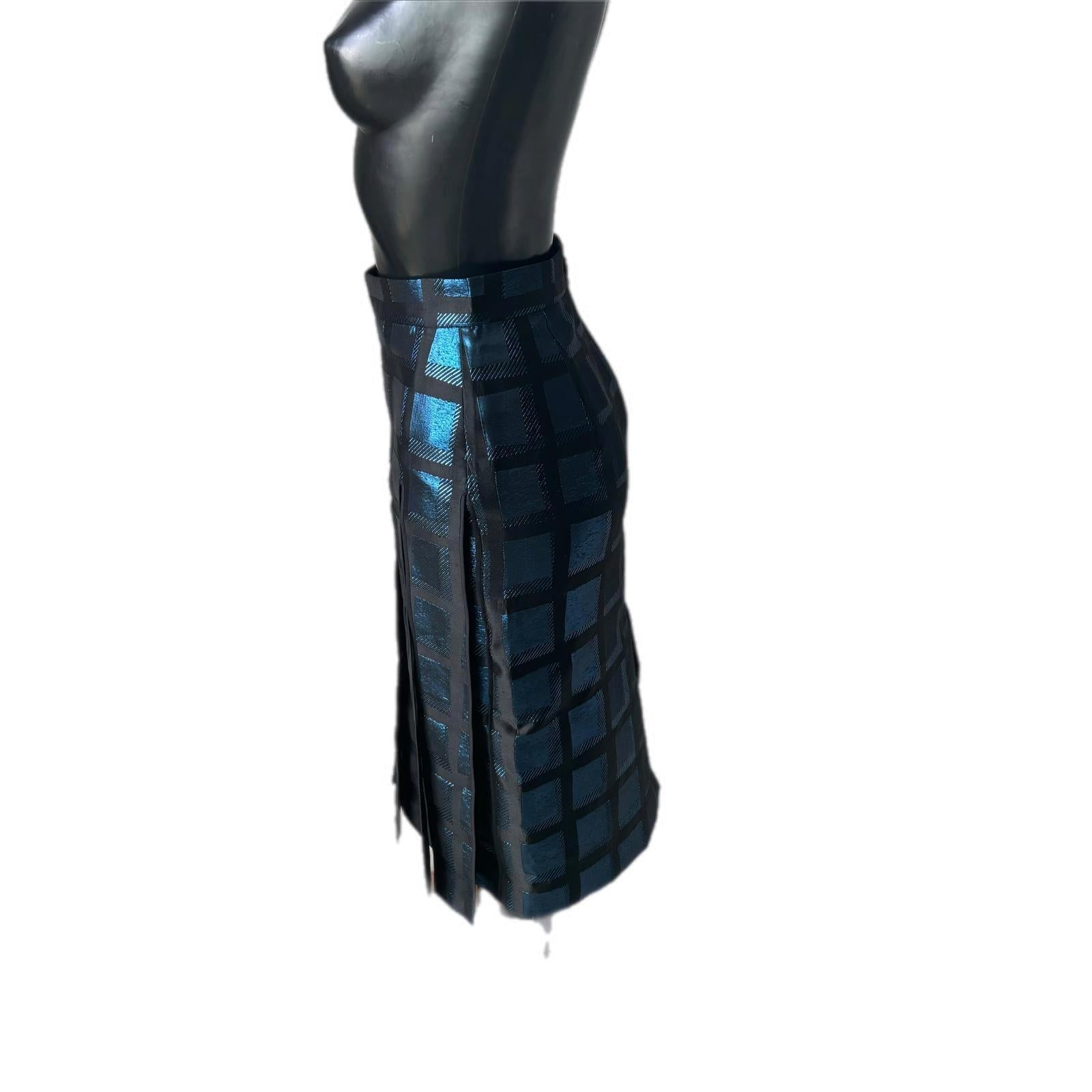 Kenzo Paris blue and black midi skirt. On the front covering the skirt, it has strips of fabric of the same tone forming large bangs
Back zipper closure, deep slit
Measures:
Waist 33.5cm
Hips 41cm
Length 65cm