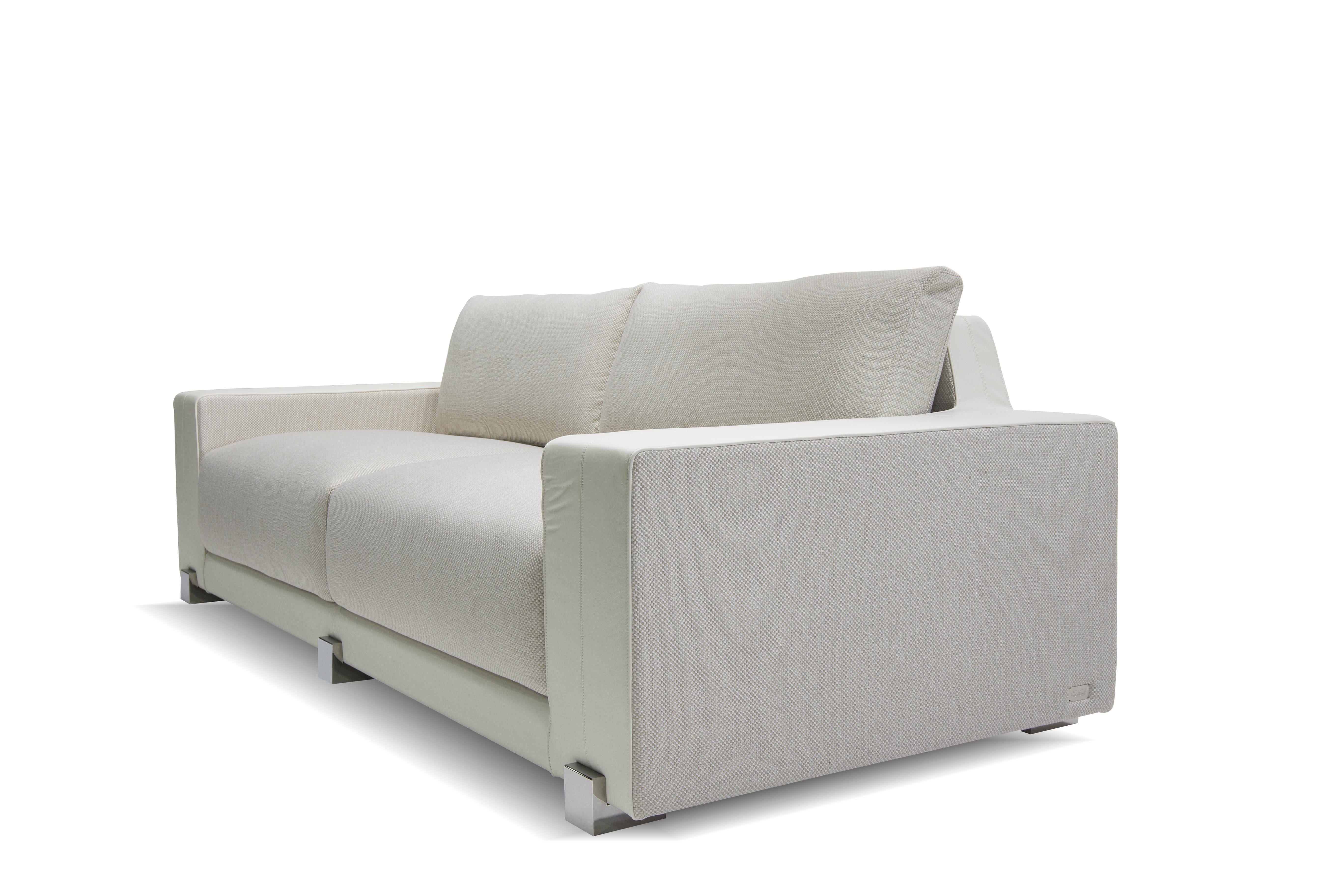 Das Sofa GONNA ist eine zeitgenössische Interpretation der Physik des Komforts und spielt mit der Kombination von Leder und Stoff, was es zu einem eleganten und zugleich gemütlichen Ort der Entspannung macht. Die flauschige Polsterung verleiht